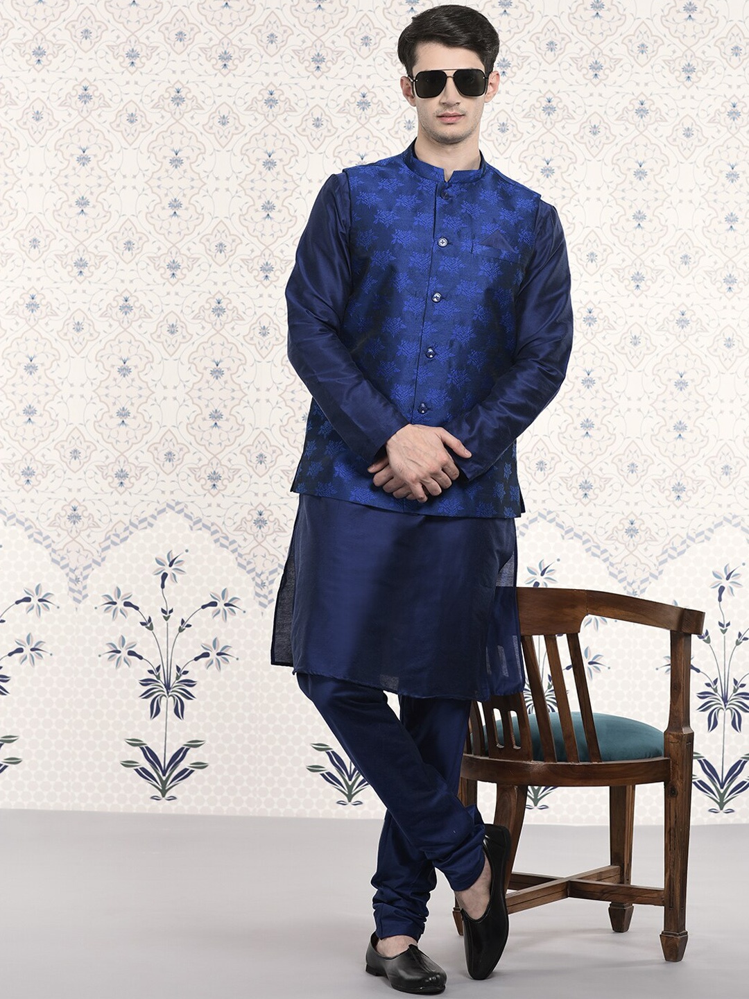 

Ode by House of Pataudi Mandarin Collar Kurta with Pyjamas & Nehru Jacket, Navy blue