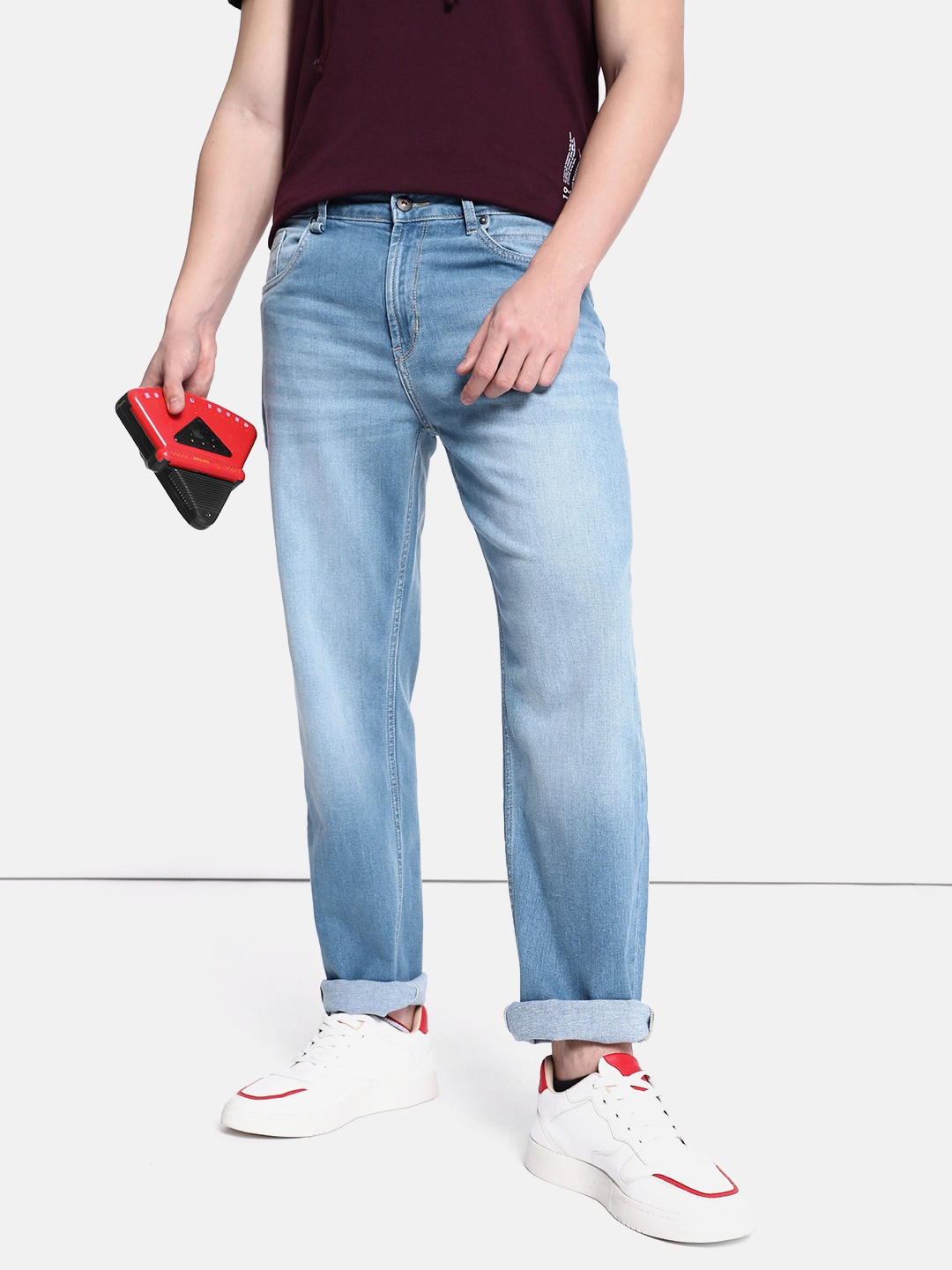 

The Roadster Life Co. Men Sky Blue Nostalgic Back to School Vintage Straight Jeans
