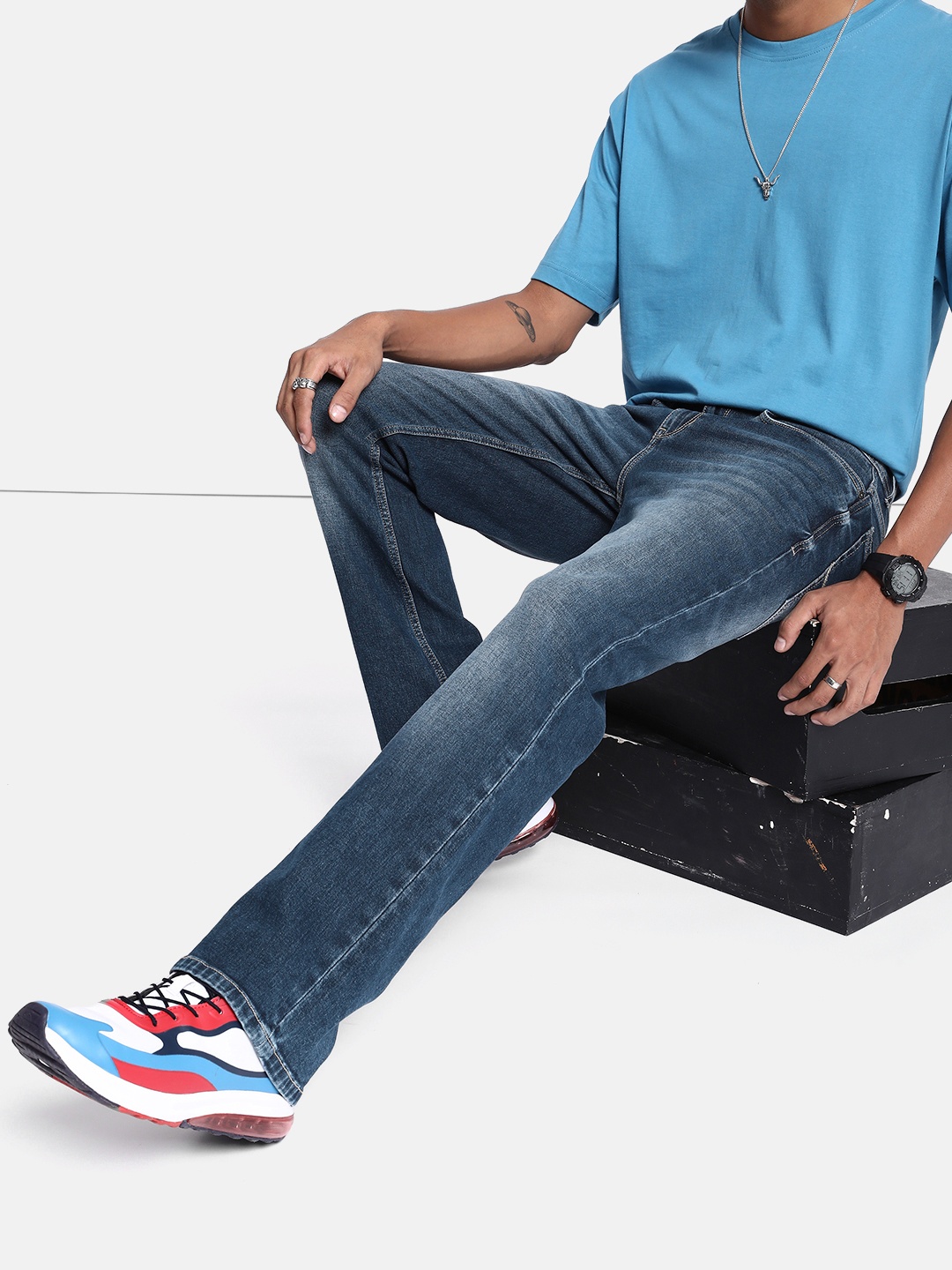 

The Roadster Life Co. Men Sky Blue Nostalgic Back to School Vintage Straight Jeans