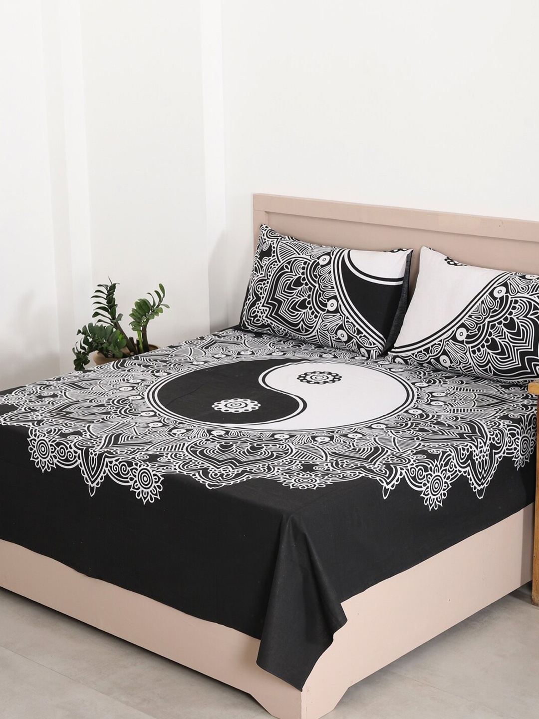 

HANDICRAFT PALACE Black Ethnic Motifs 144 TC Cotton Queen Bedsheet & 2 Pillow Covers