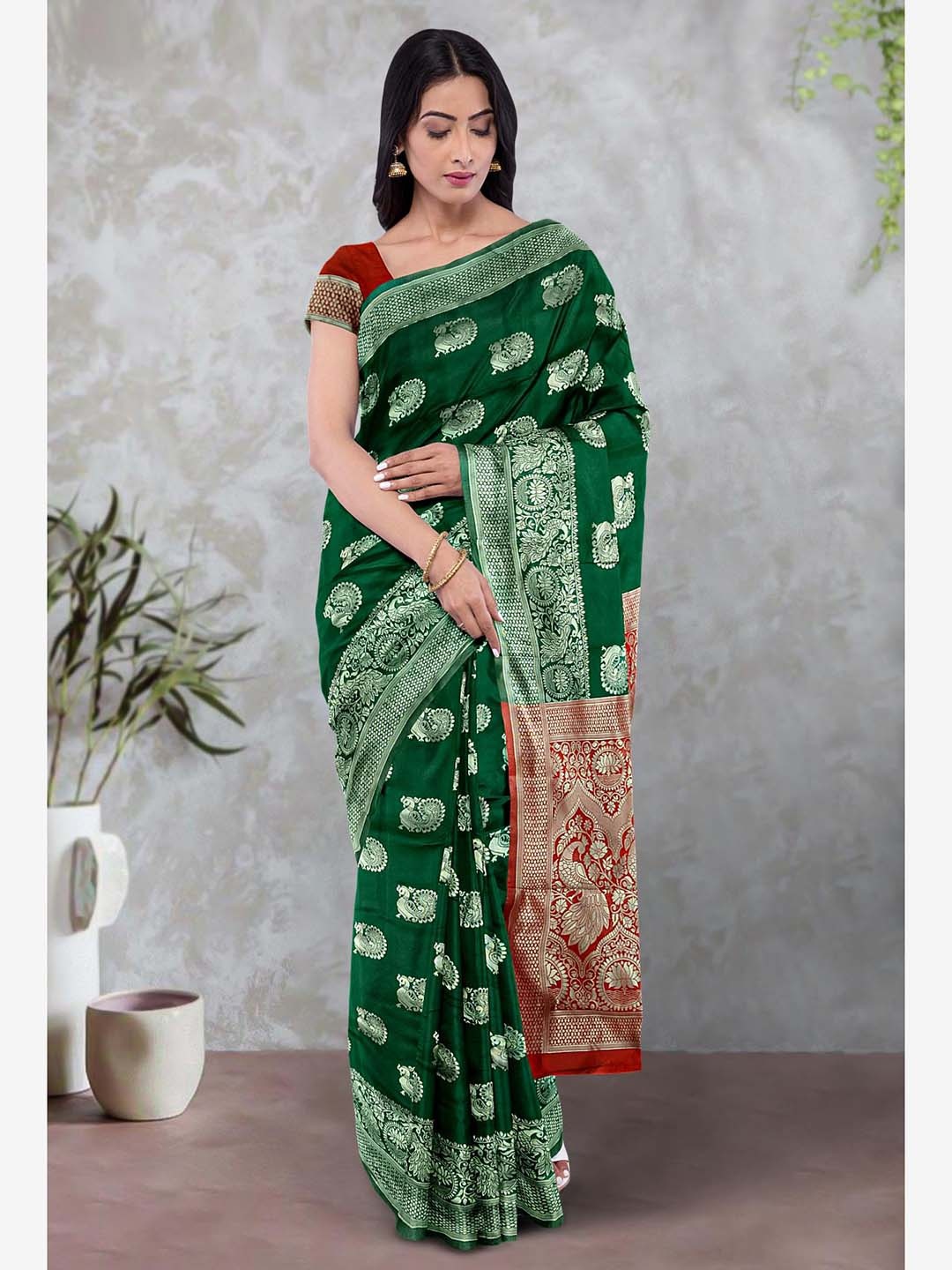 

Kalamandir Ethnic Motif Woven Design Zari Saree, Green