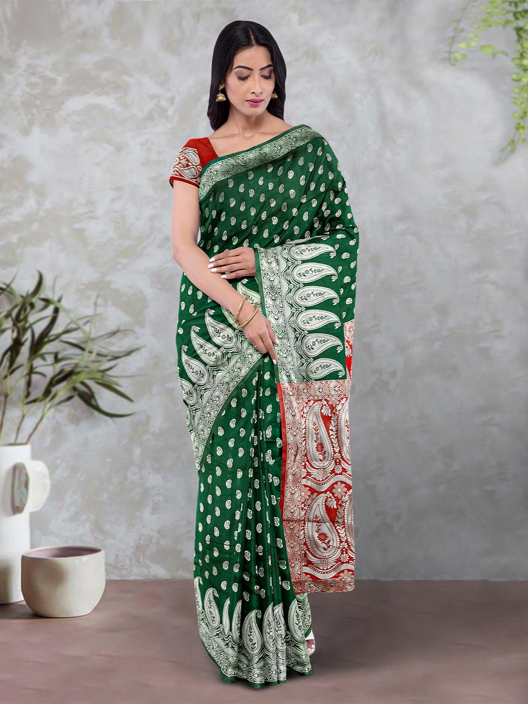 

Kalamandir Woven Design Zari Saree, Green