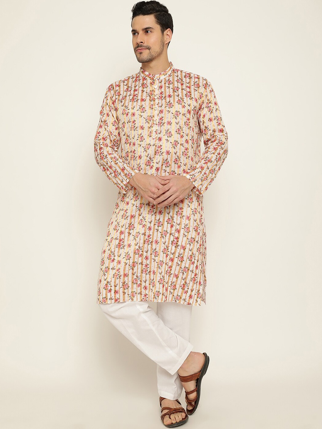 

Kannan Floral Printed Mandarin Collar Regular Kurta With Trousers, Gold