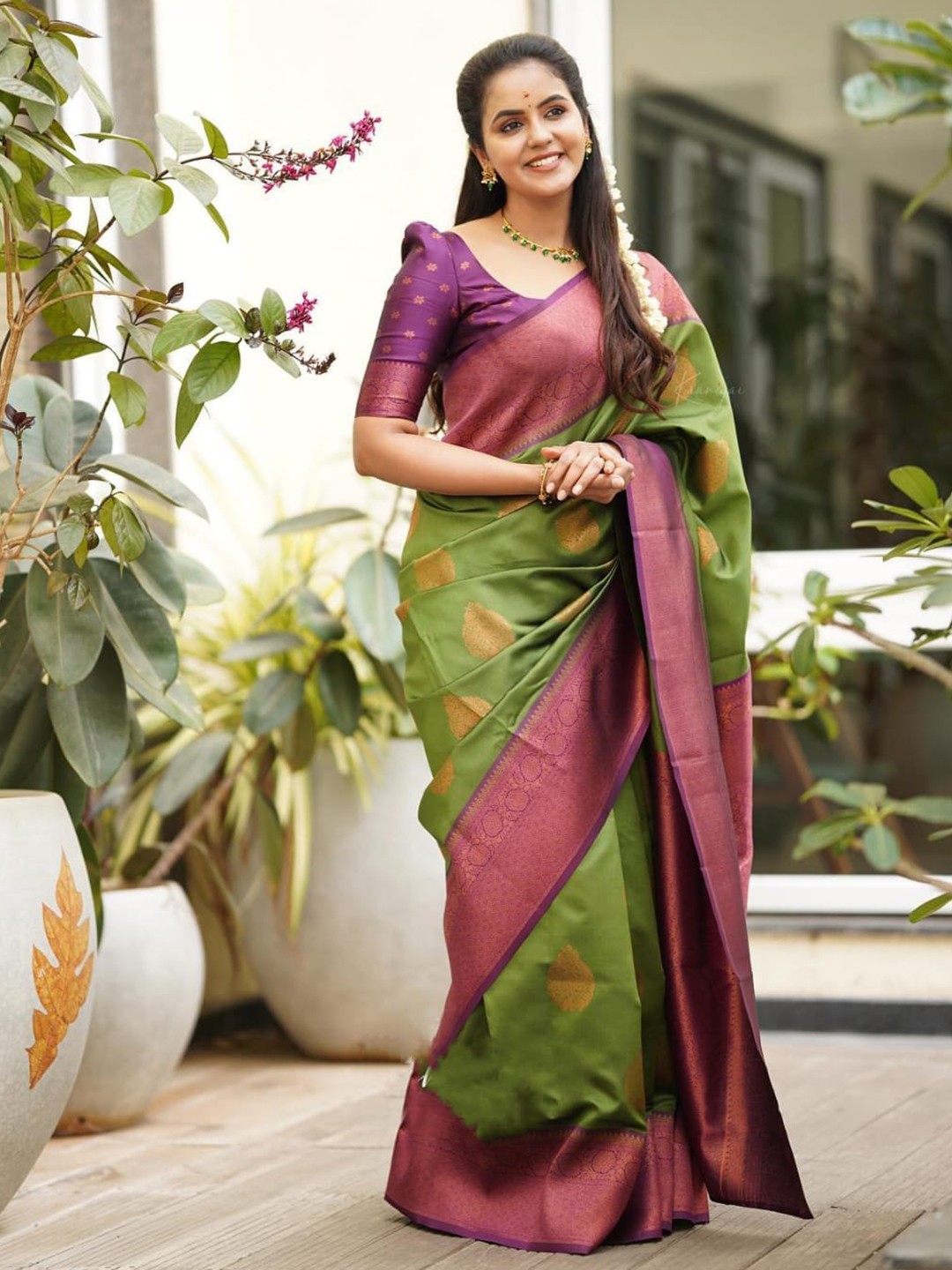 

AVANTIKA FASHION Ethnic Motifs Woven Design Zari Pure Silk Kanjeevaram Saree, Green