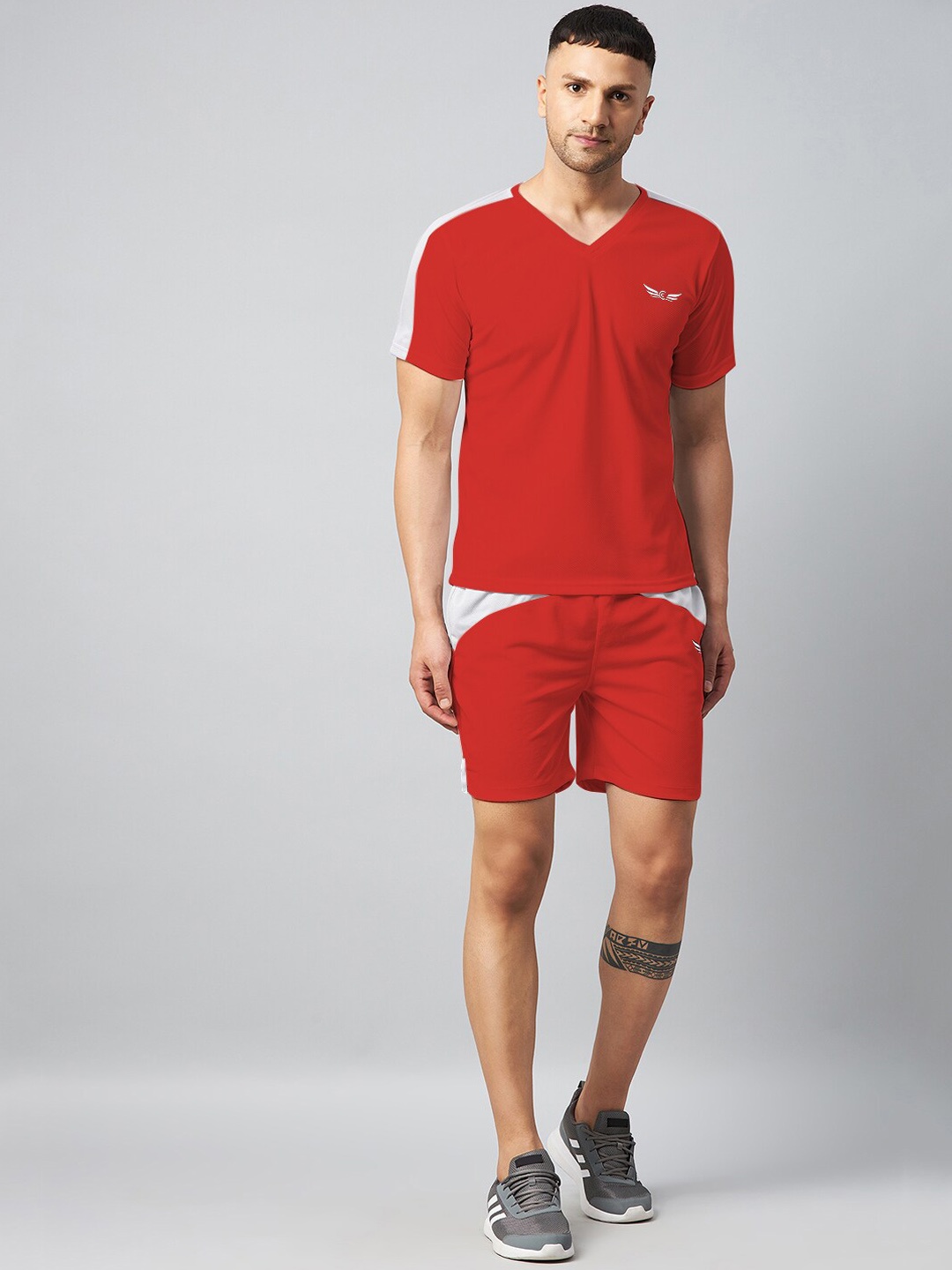 

CHROME & CORAL Men Colourblocked Tracksuit, Red