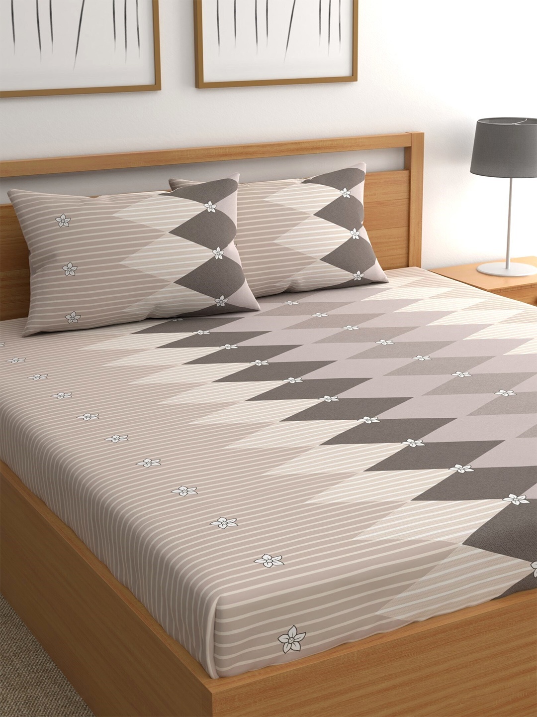 

CHHAVI INDIA Brown & Grey Geometric Printed 210 TC Queen Bedsheet & 2 Pillow Covers