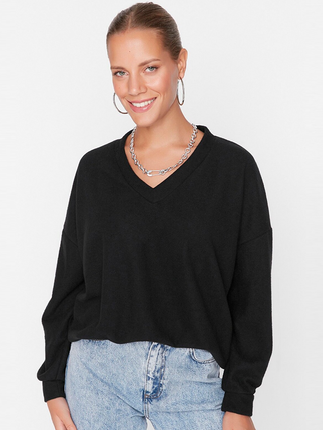 

Trendyol V-Neck Drop-Shoulder Sleeves Sweatshirt, Black