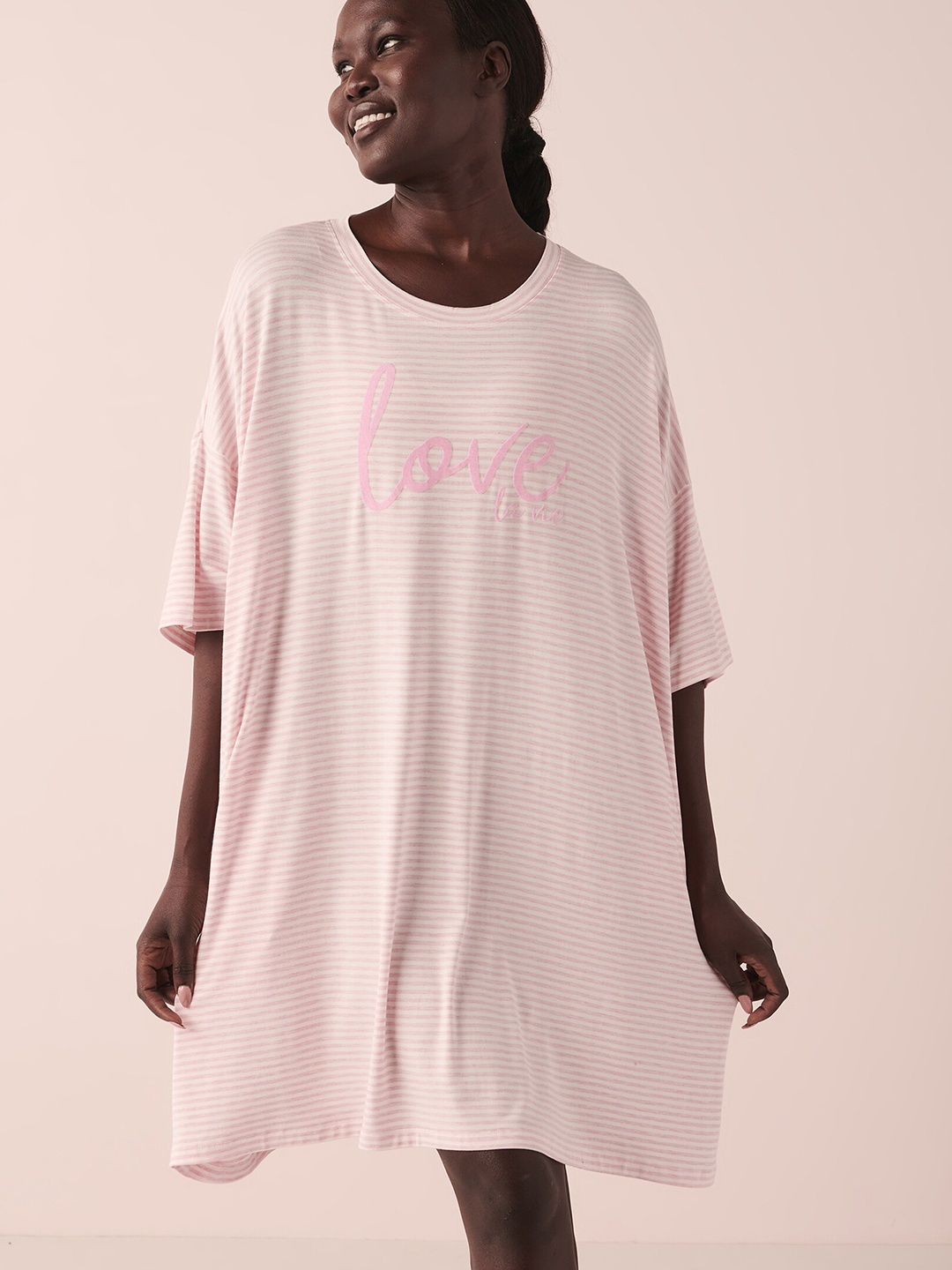 

La Vie en Rose Typography Printed Nightdress, Off white