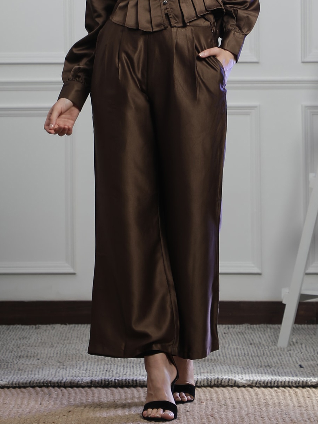 

NEUDIS Women Mid-Rise Relaxed Straight Fit Pleated Satin Plain Parallel Trousers, Coffee brown