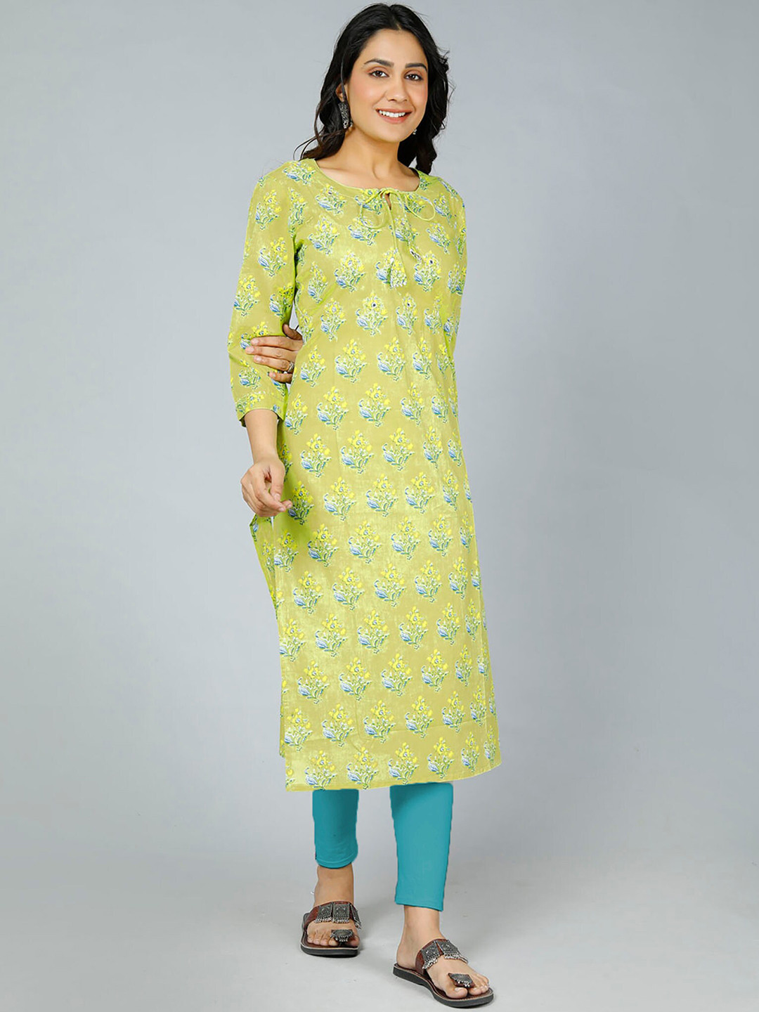 

Jevi Prints Floral Printed Tie Up Neck Pure Cotton Kurta, Green