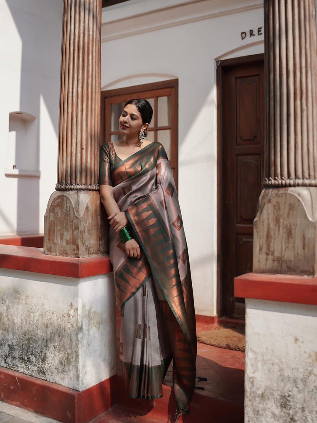 

kasee Grey & Gold-Toned Woven Design Zari Silk Blend Banarasi Saree