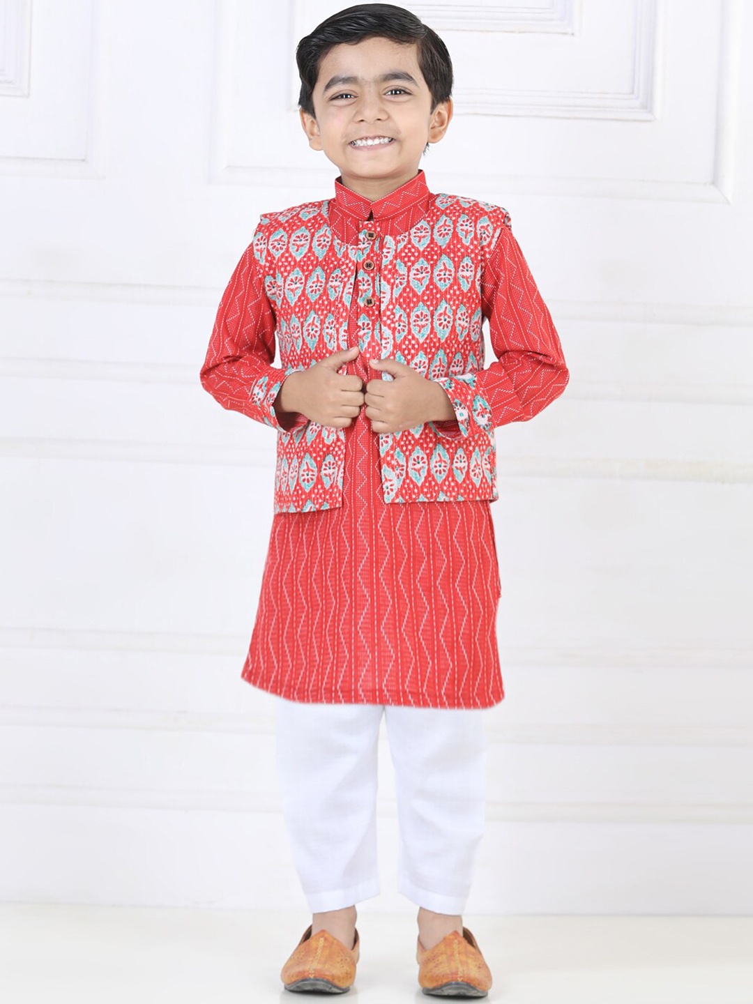 

Kinder Kids Boys Chevron Printed Pure Cotton Kurta & Pyjamas With Printed Jacket, Red