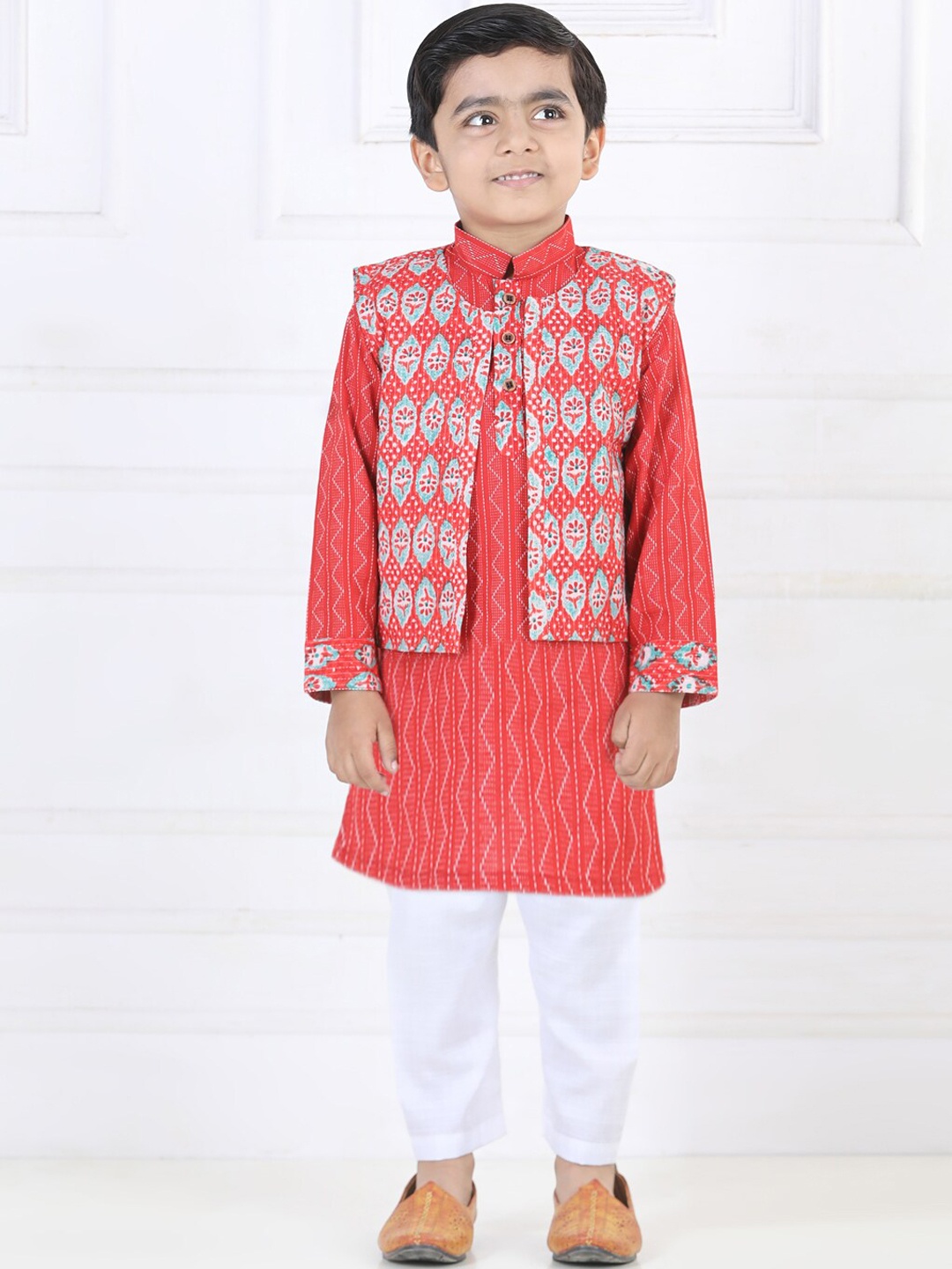 

Kinder Kids Boys Printed Mandarin Collar Pure Cotton Kurta With Pyjamas & Jacket, Red