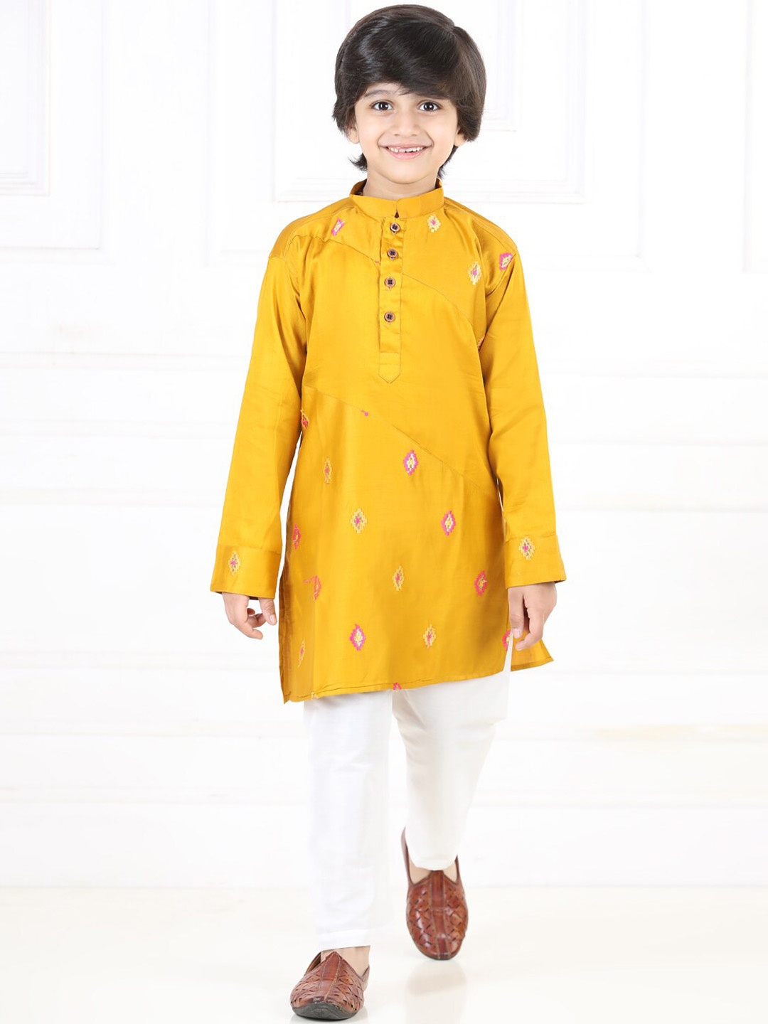 

Kinder Kids Boys Ethnic Motifs Embroidered Thread Work Pure Cotton Kurta With Pyjamas, Yellow