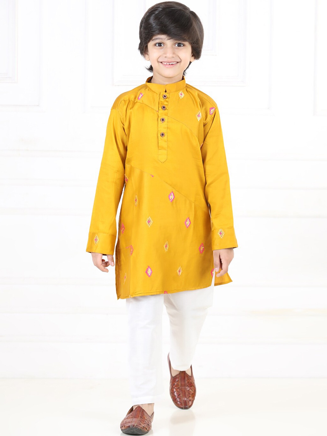 

Kinder Kids Boys Ethnic Motifs Embroidered Pure Cotton Kurta & Pyjamas, Yellow