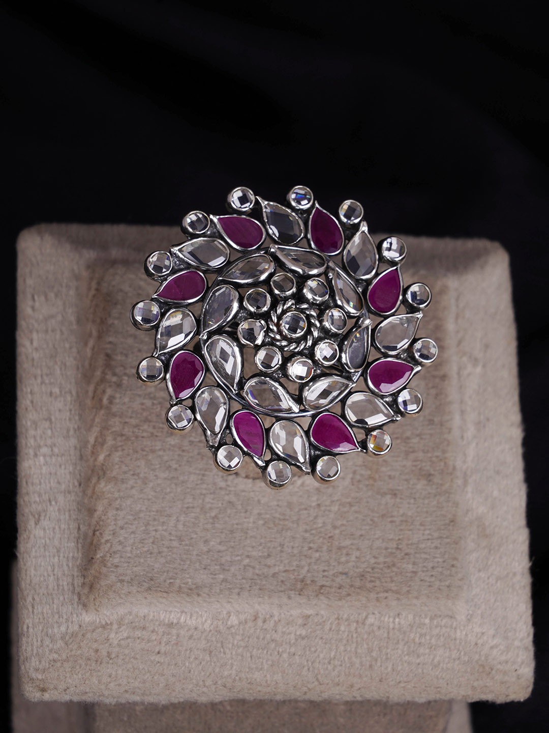 

Shyle 925 Sterling Silver Oxidised Embossed Finger Ring