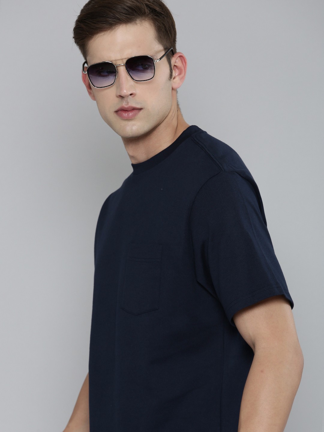 

Levis Men Solid Round Neck Indigo Knitted Pockets Relaxed Fit Pure Cotton T-shirt, Navy blue