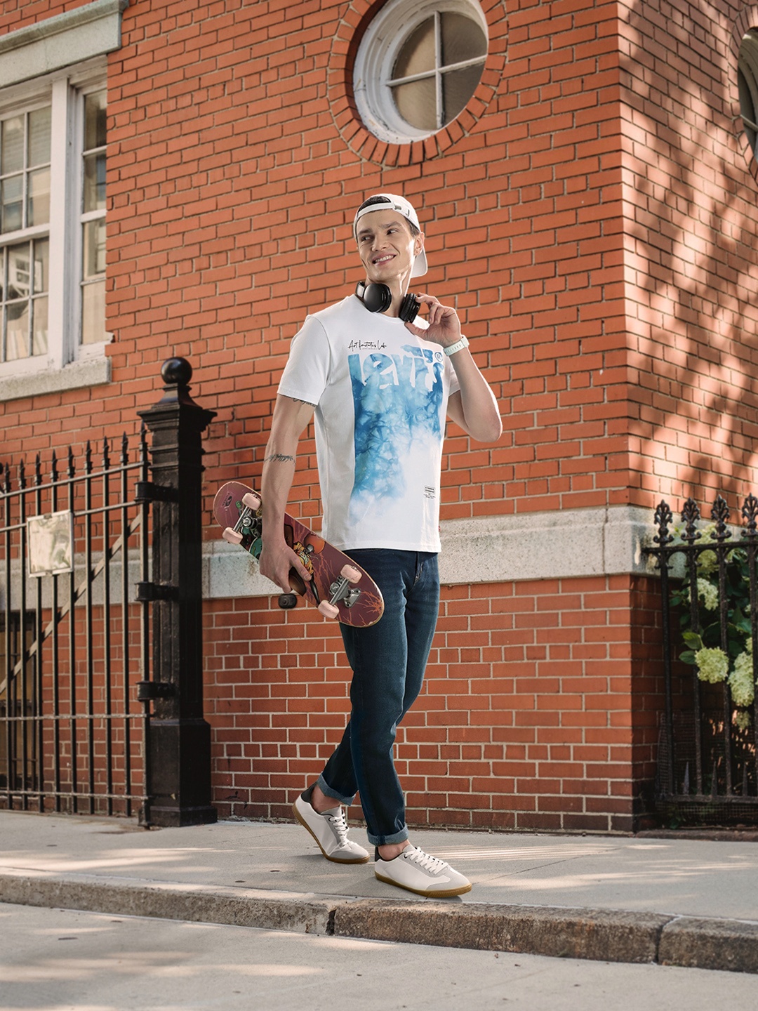 

Levis Graphic Printed Pure Cotton Slim Fit T-shirt, White