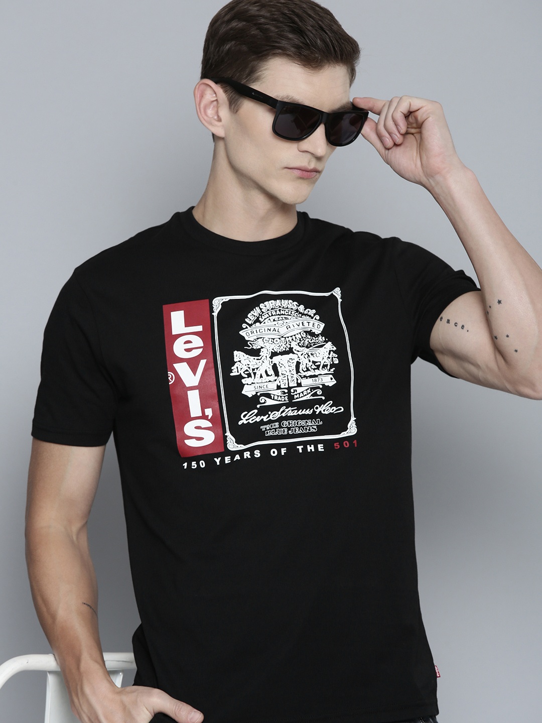 

Levis Men Black & White Brand Logo Printed Pure Cotton T-shirt