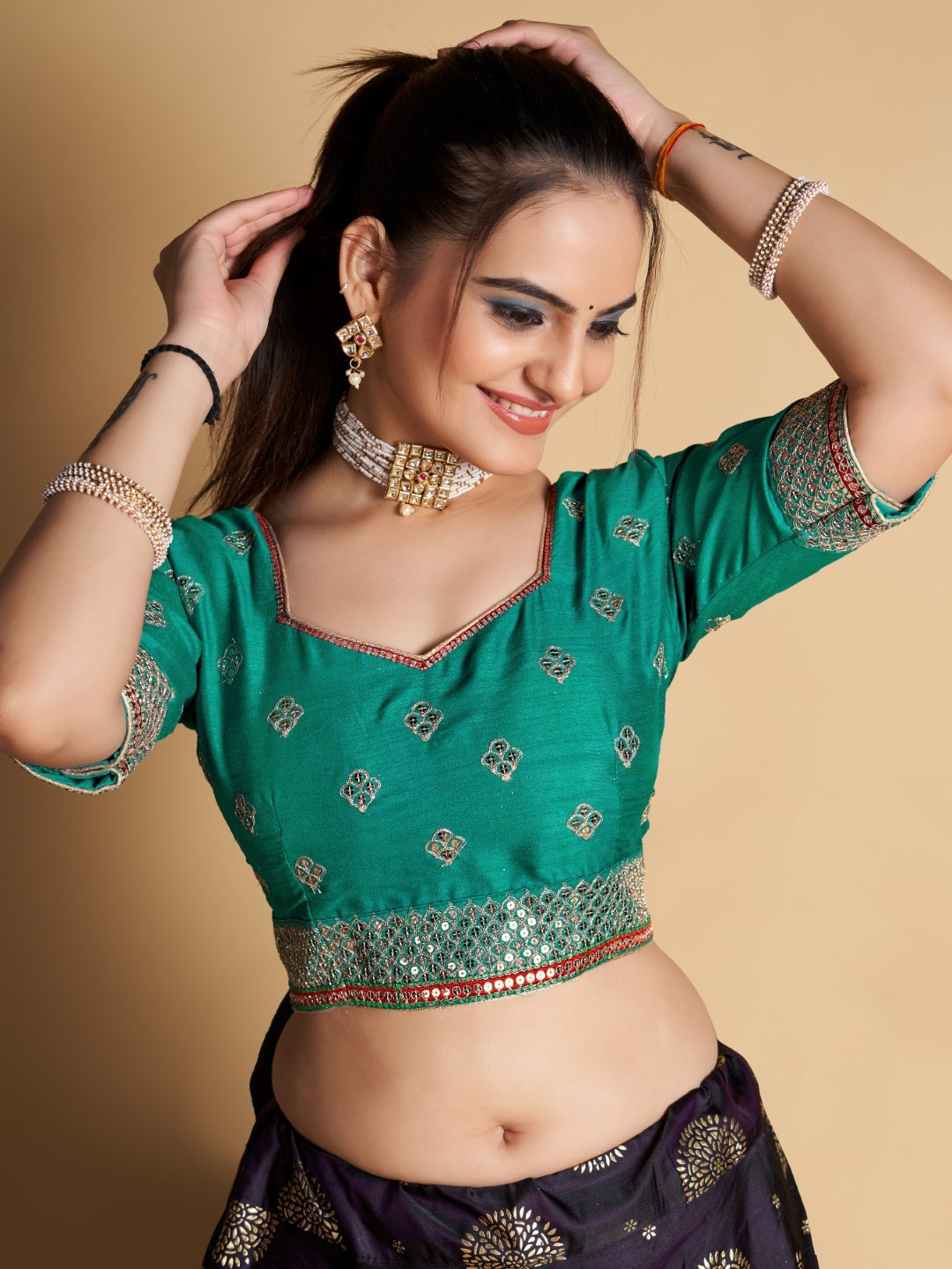 

VISHNU WEAVES Embroidered Sweetheart Neck Padded Saree Blouse, Green