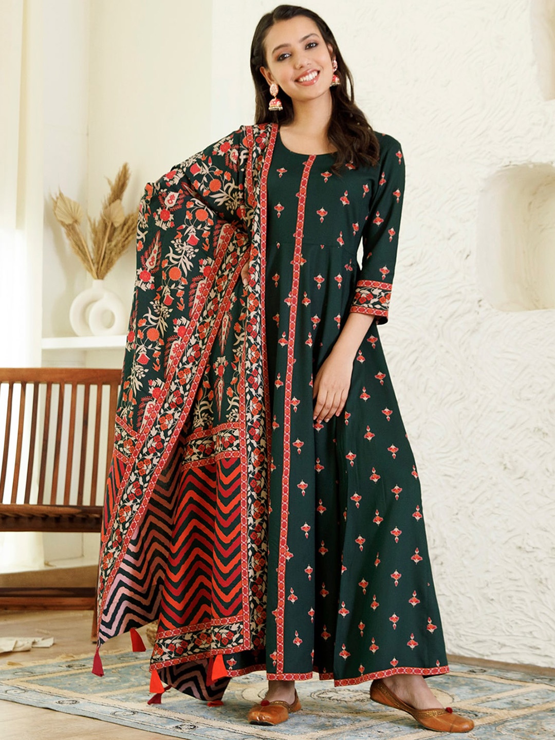 

Rustorange Women Green Ethnic Motifs Printed Thread Work Kurta