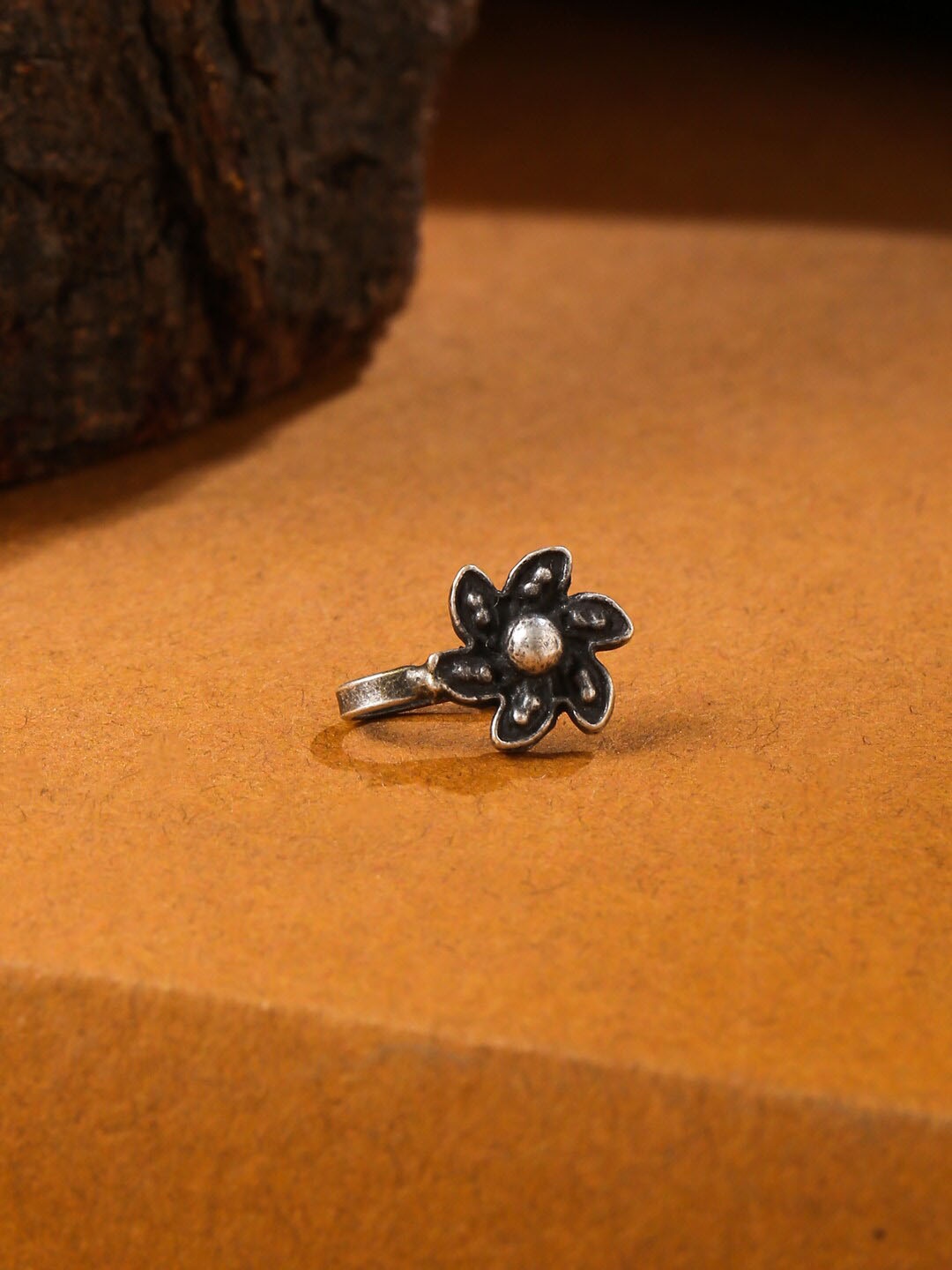 

VIRAASI Silver-Plated Oxidised Clip-On Stud Nosepin