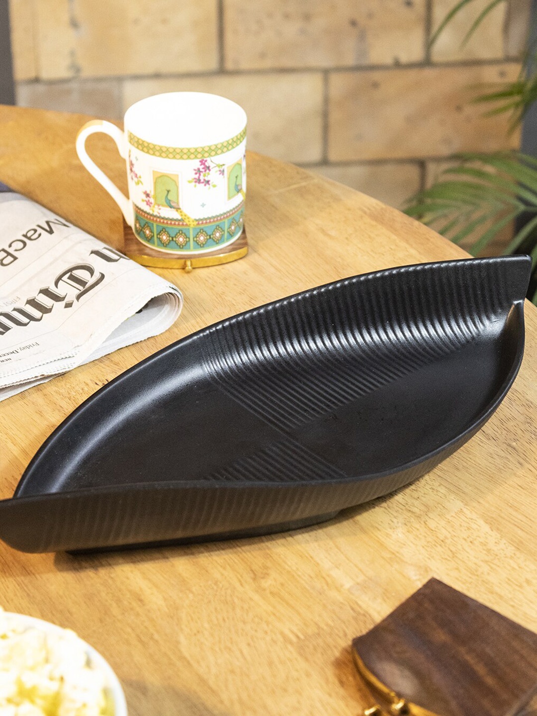 

MARKET99 Black Textured Leaf-Shaped Food Platter