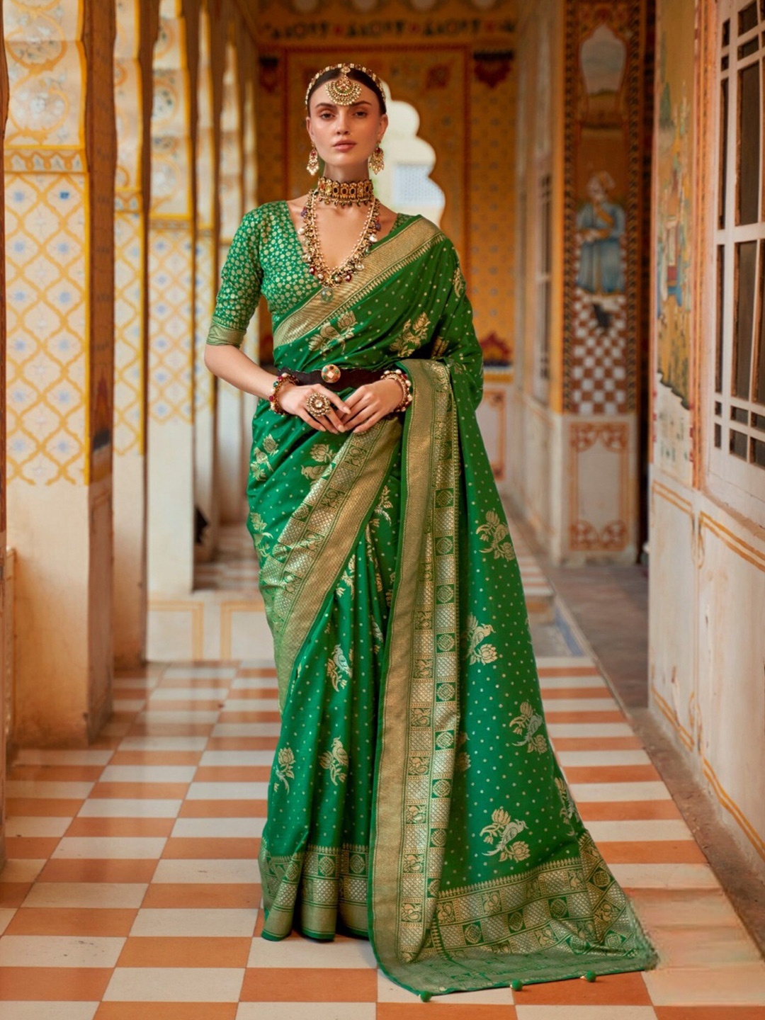 

Mitera Ethnic Motifs Woven Design Zari Silk Blend Banarasi Saree, Green