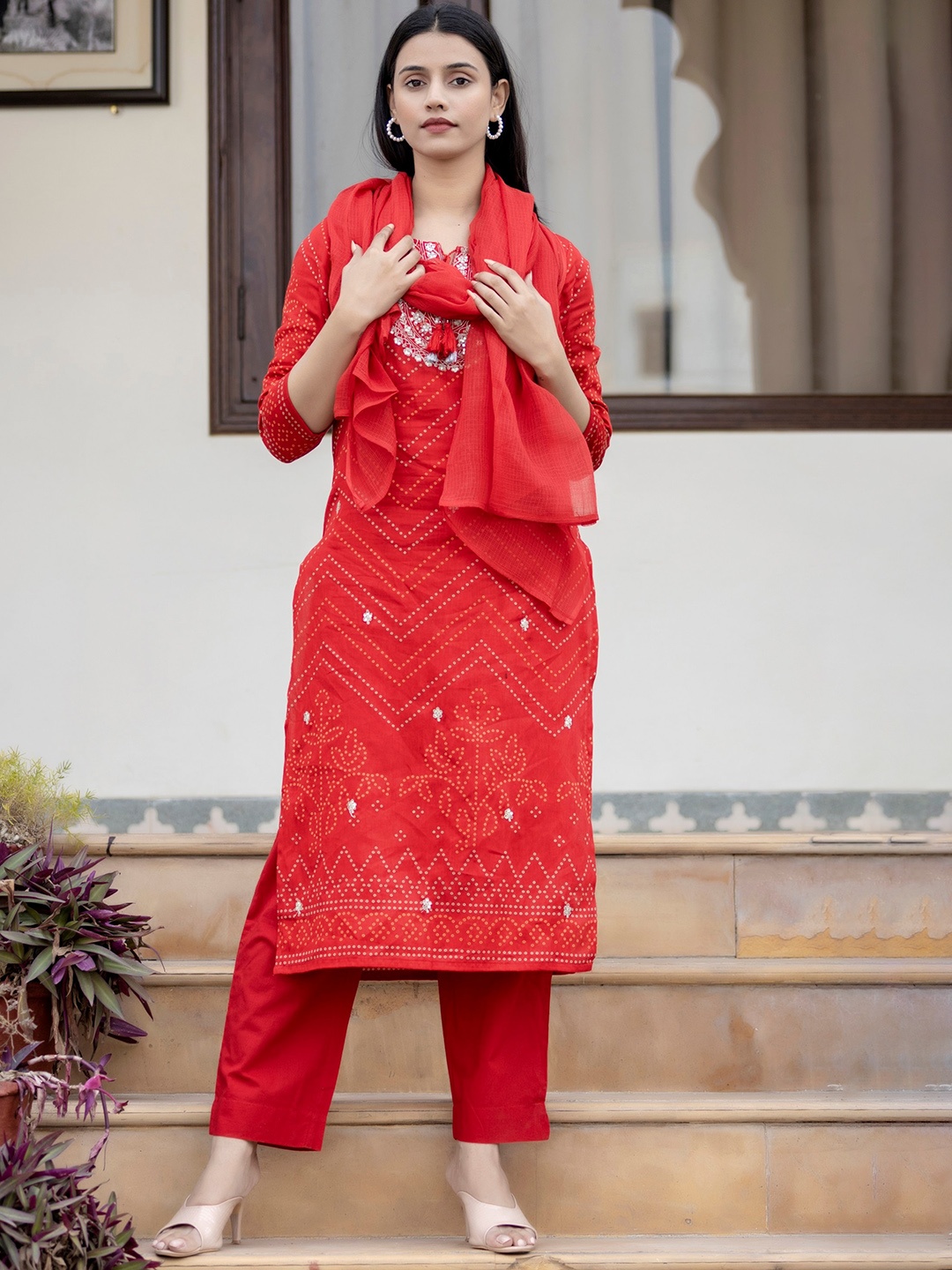 

KAAJH Bandhani Printed Sequinned Tie-Up Neck Pure Cotton Kurta & Trousers With Dupatta, Red