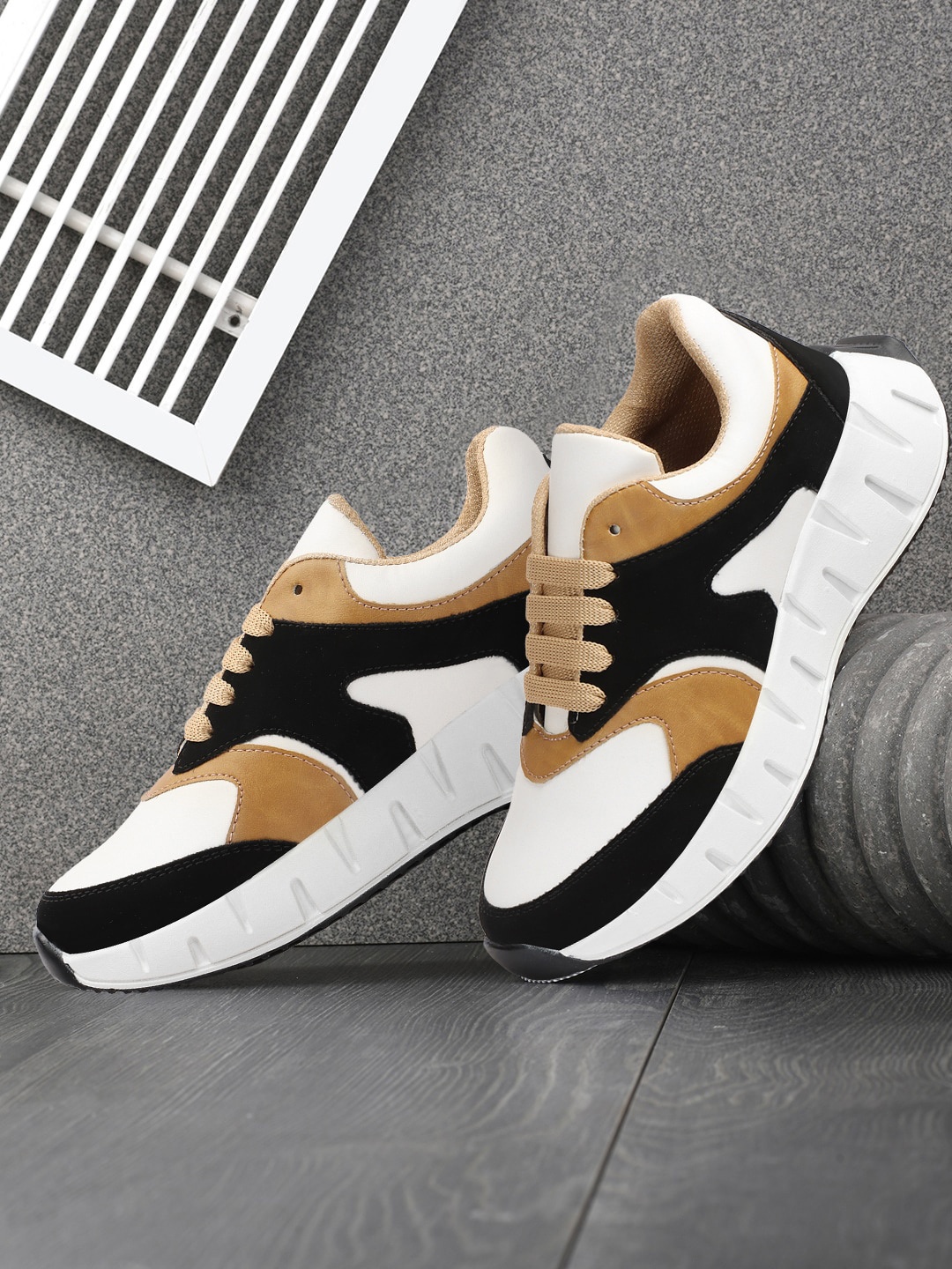 

TWIN TOES Women Colourblocked Lightweight Comfort Insole Contrast Sole Sneakers, Black