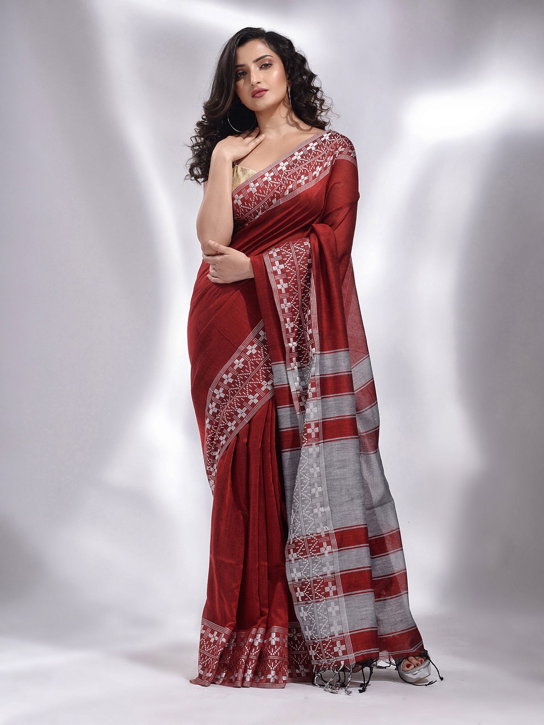 

Charukriti Embroidered Pure Cotton Saree, Red