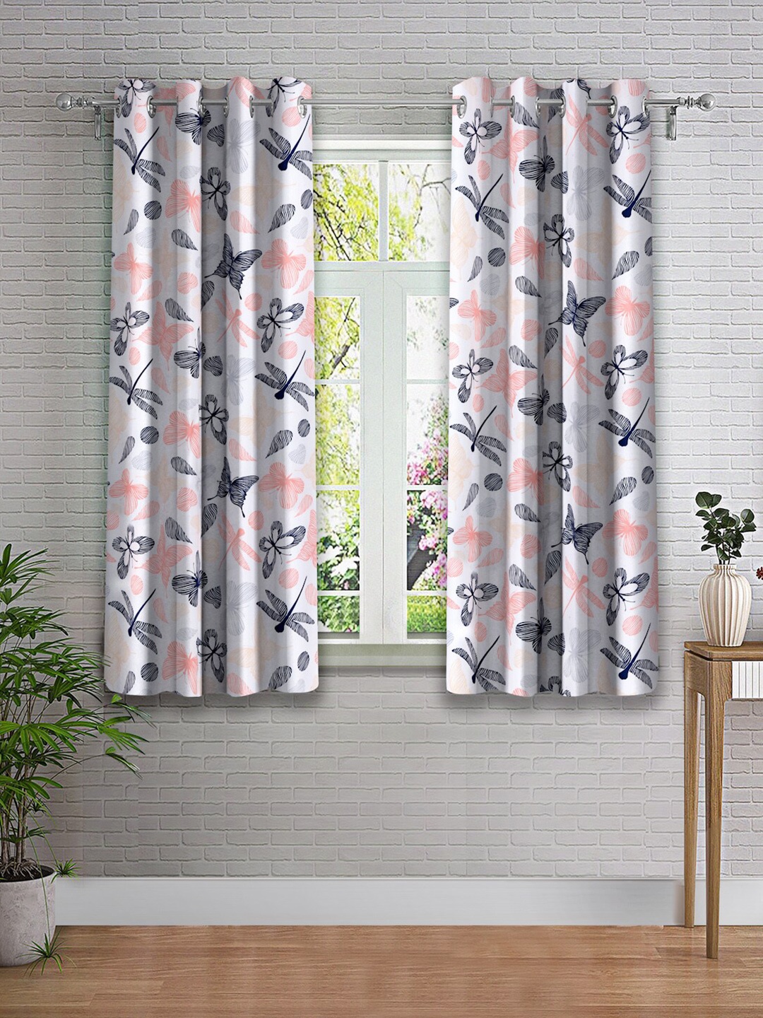 

Cortina White & Black 2 Pieces Quirky Printed Window Curtain