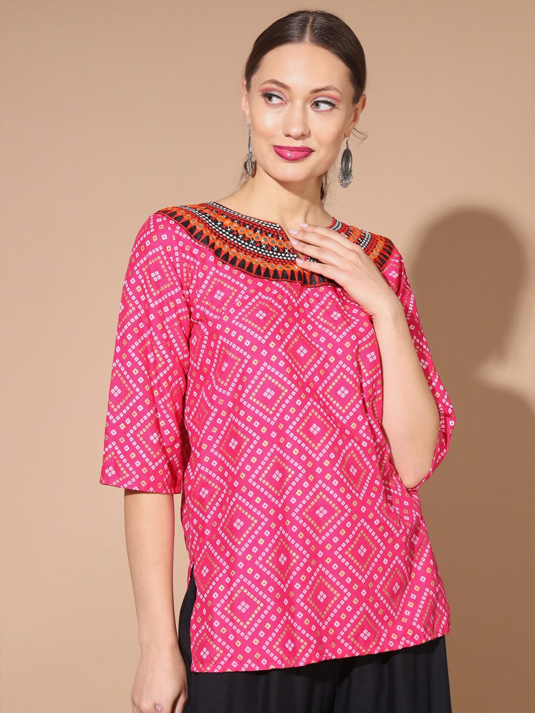 

BUY NEW TREND Pink & White Geometric Print Top