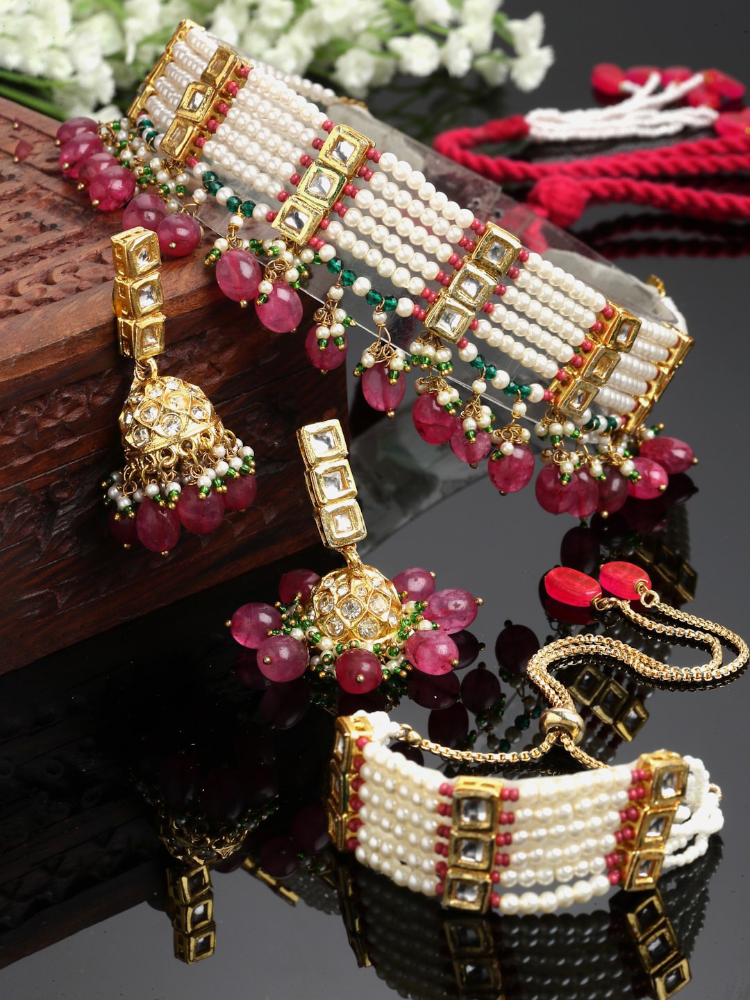 

DUGRISTYLE Gold-Plated Kundan Studded & Pearls Beaded Jewellery Set