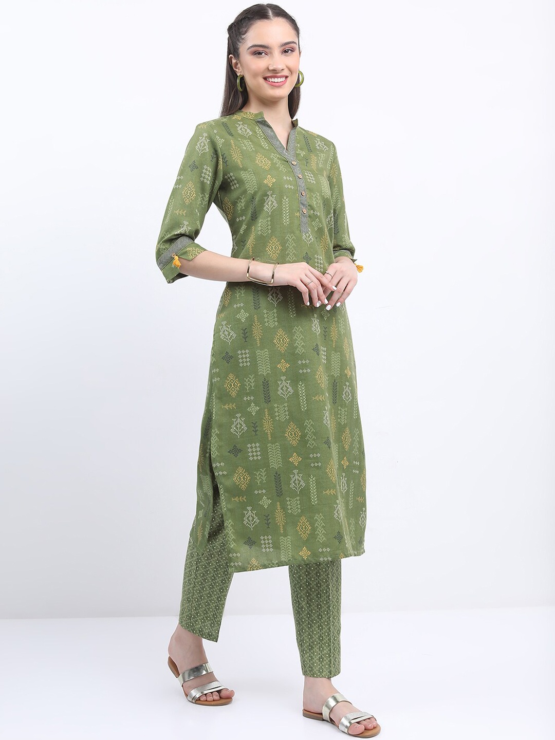 

Vishudh Ethnic Motifs Printed Mandarin Collar Regular Kurta With Trousers, Olive