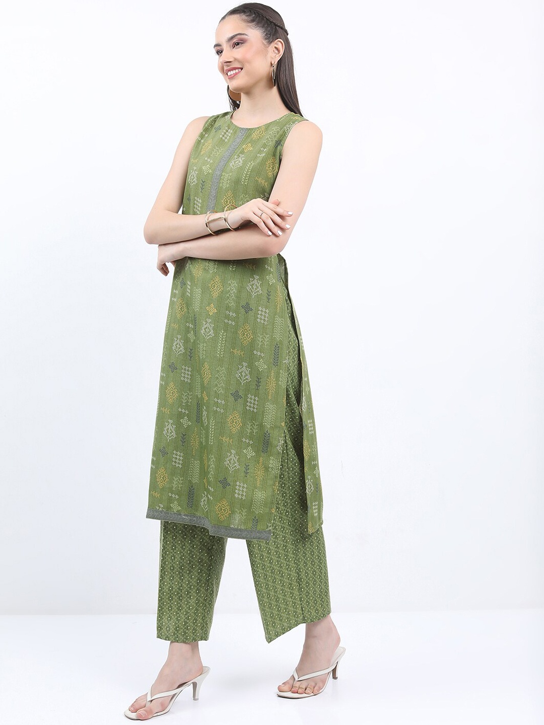 

Vishudh Ethnic Motifs Printed Sleeveless Regular Kurta With Palazzos, Olive