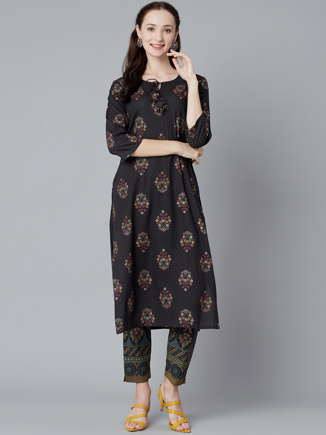

PIROH Ethnic Motifs Printed Regular Kurta with Trousers, Black