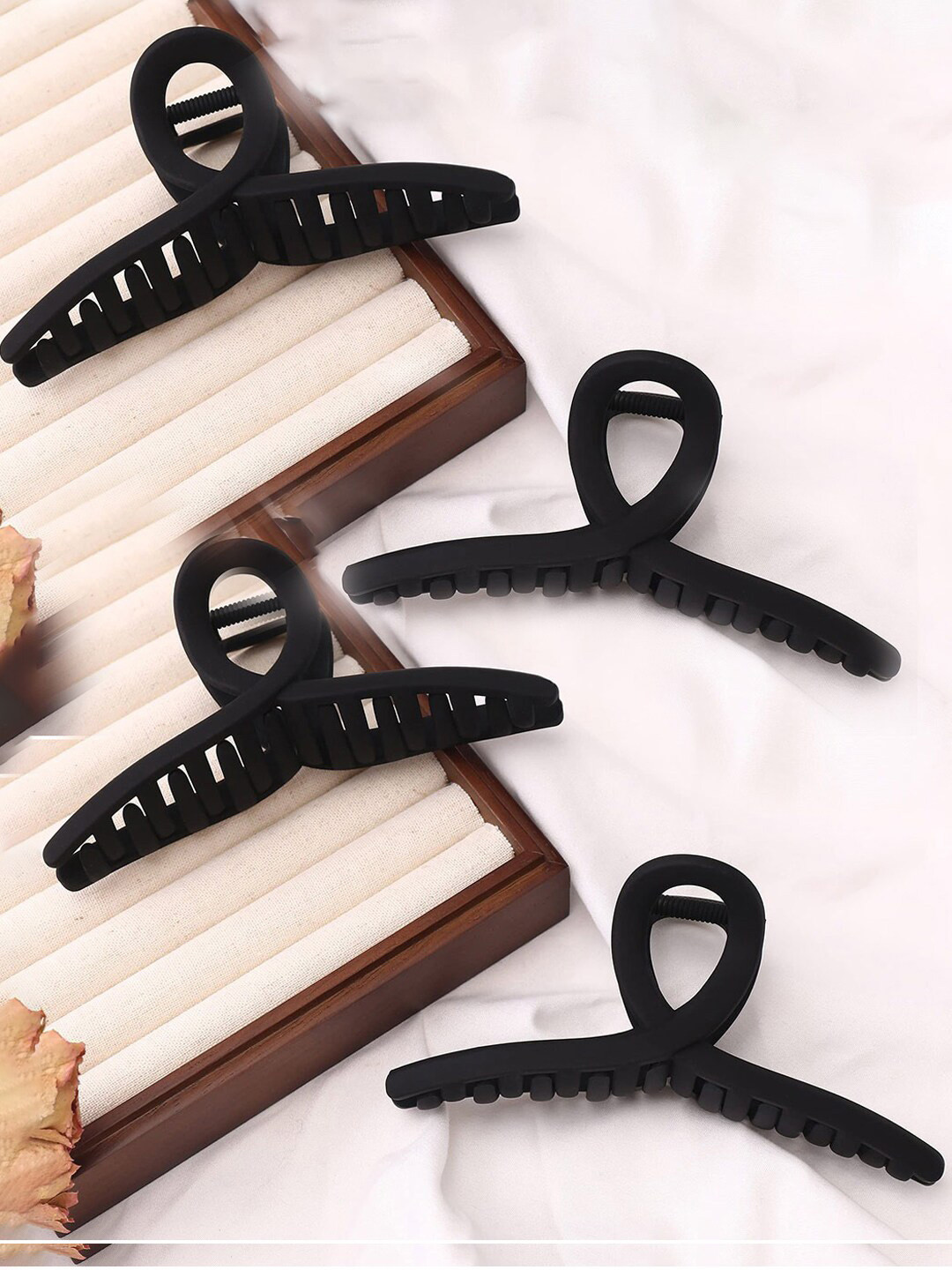 

VAGHBHATT Women Set Of 4 Thin Claw Clips, Black