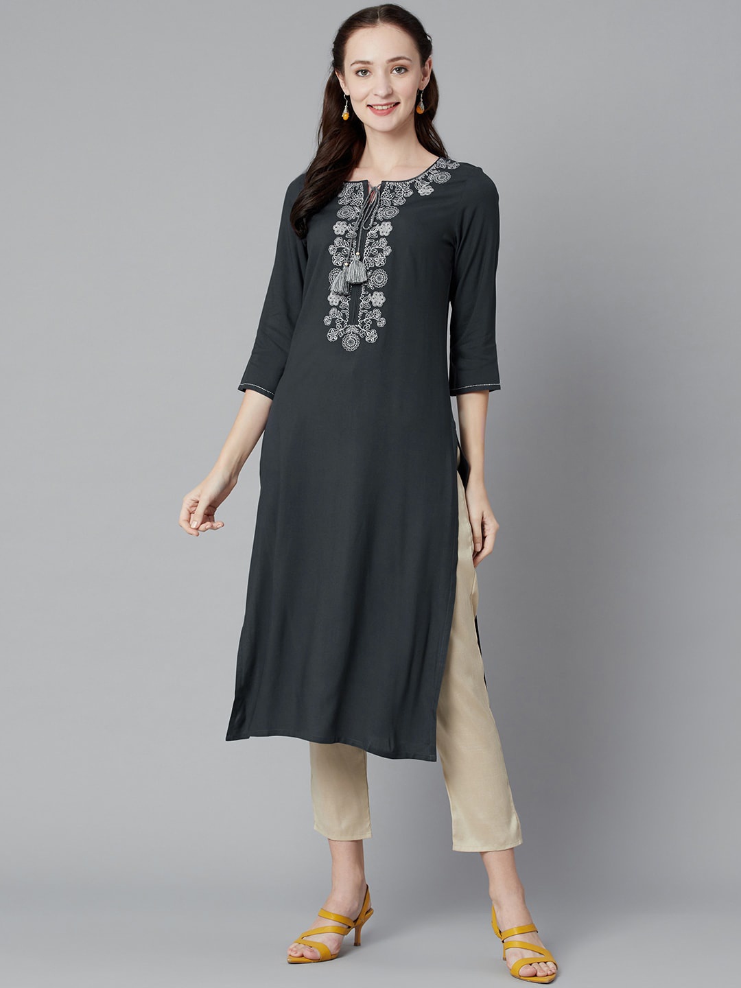 

PIROH Floral Yoke Design Kurta, Grey