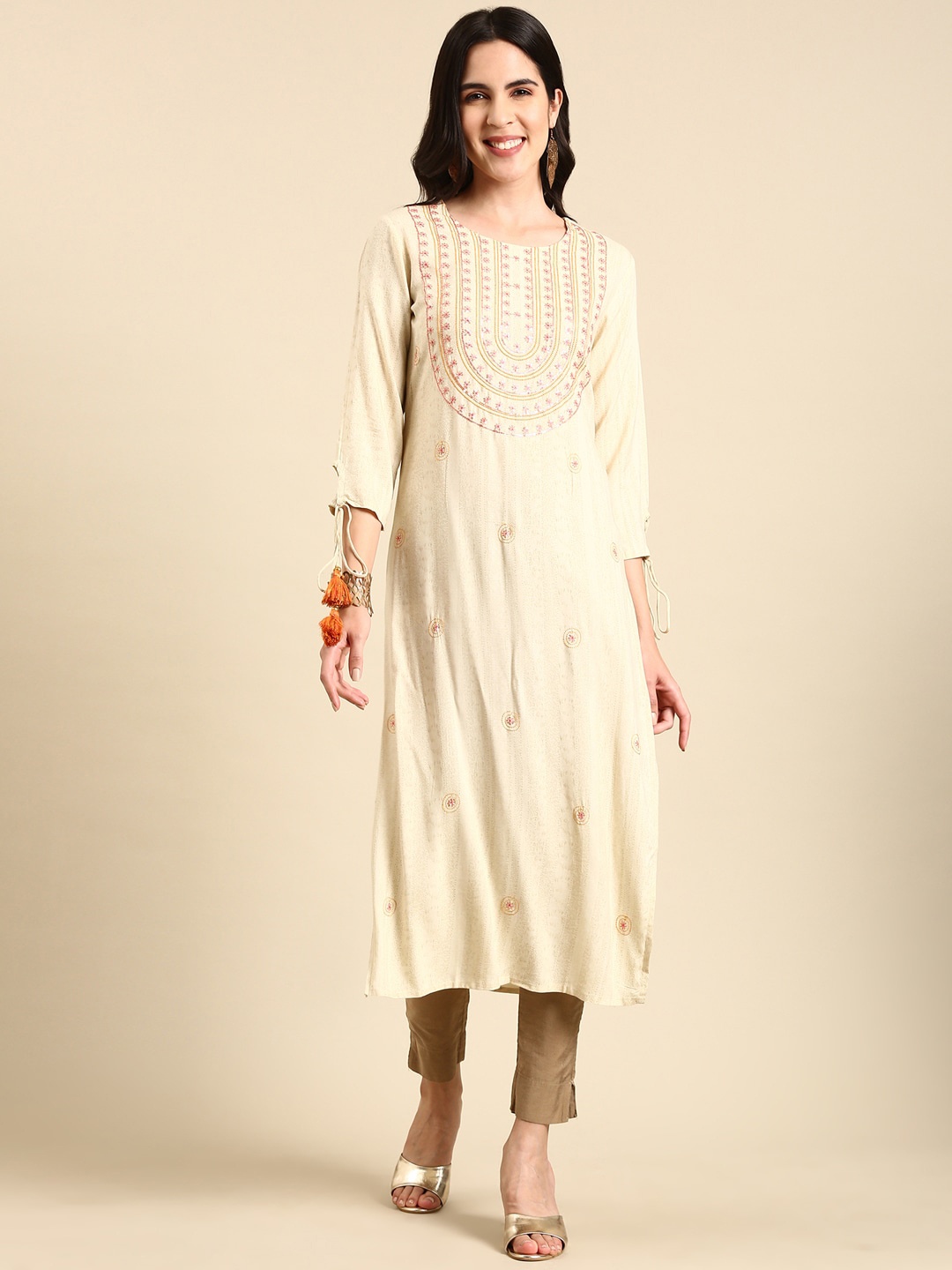 

SHOWOFF Floral Embroidered Straight Kurta, Cream