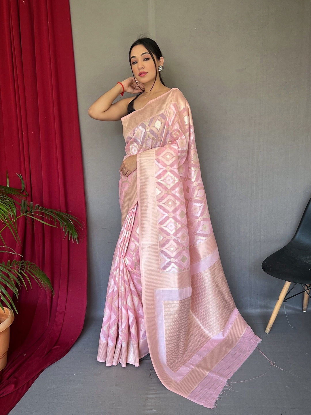 

Mitera Ethnic Motif Woven Design Zari Banarasi Saree, Pink