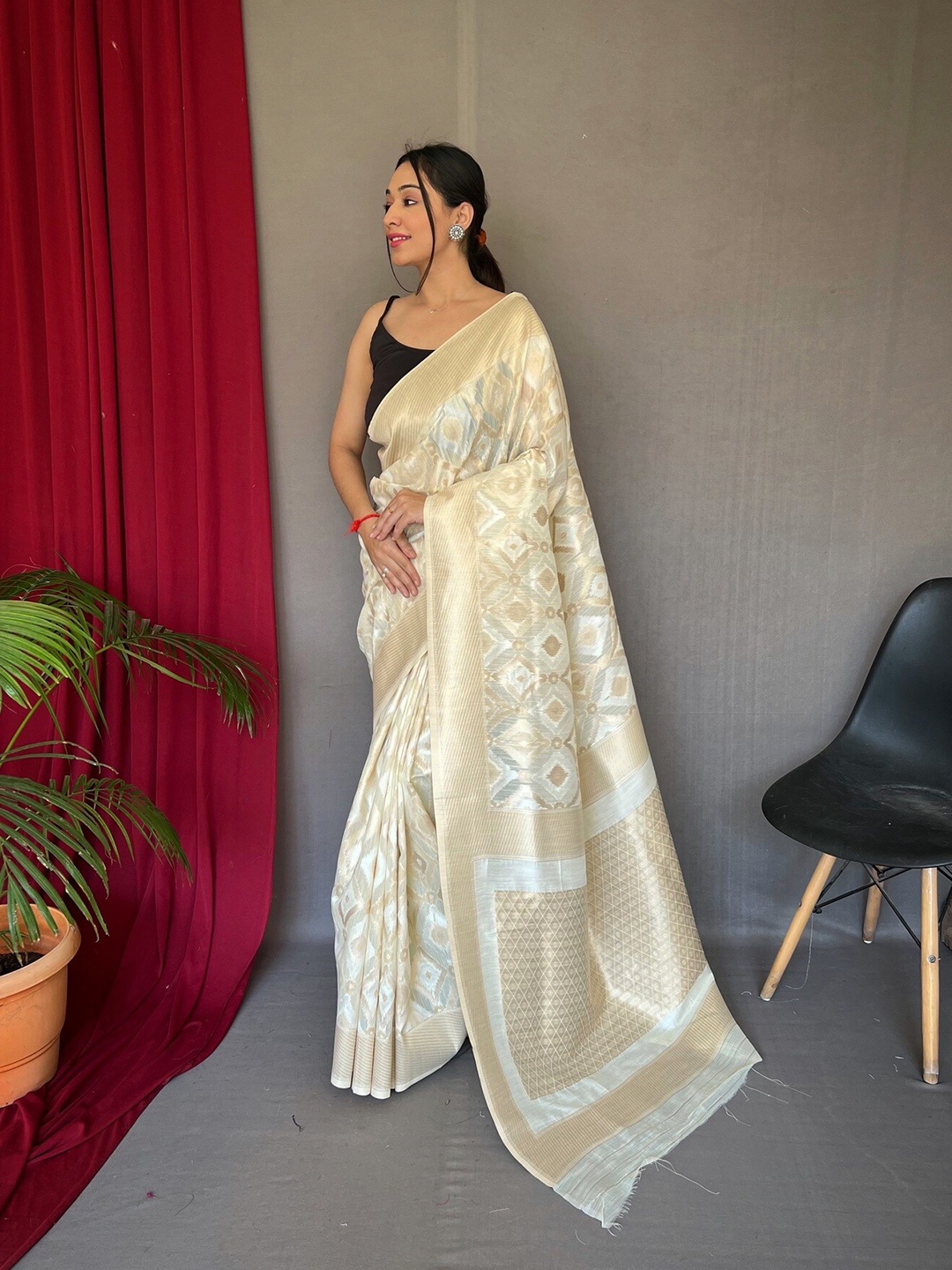 

Mitera Ethnic Motif Woven Design Zari Banarasi Saree, White