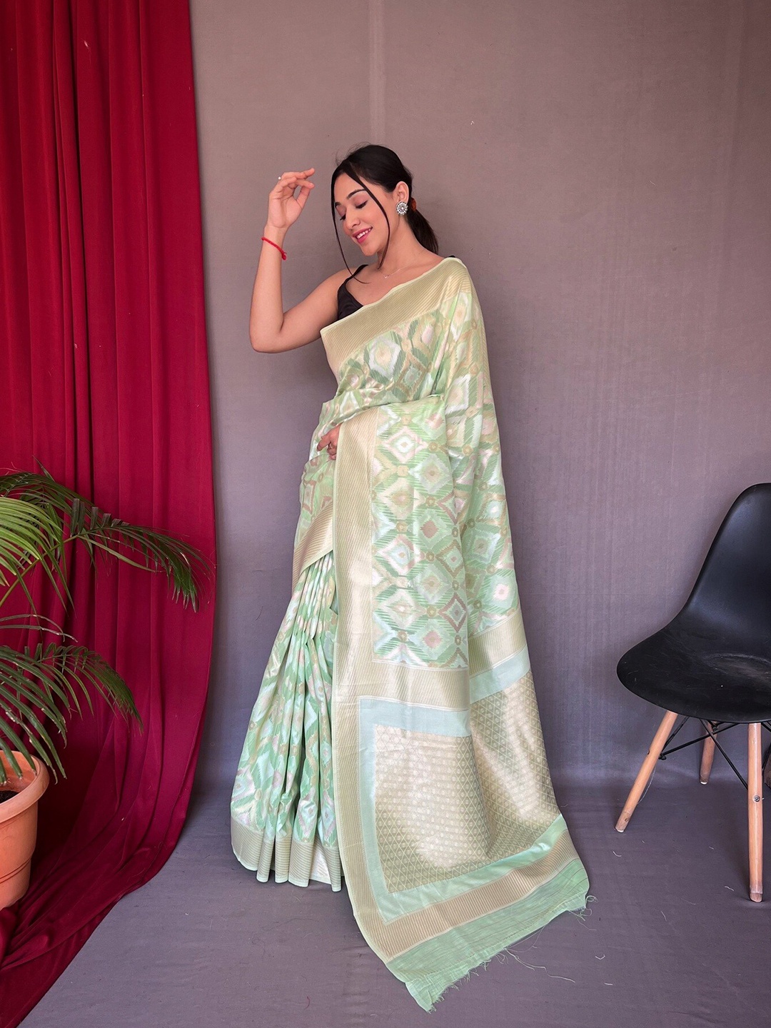 

Mitera Ethnic Motif Linen Blend Banarasi Zari Saree, Green