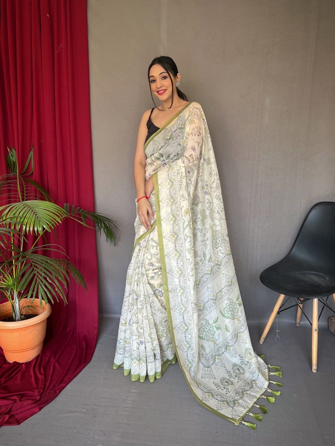 

Mitera Floral Printed Saree, White