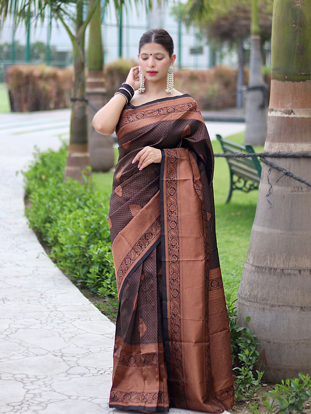 

TIEXA Floral Woven Design Zari Pure Silk Banarasi Saree, Black