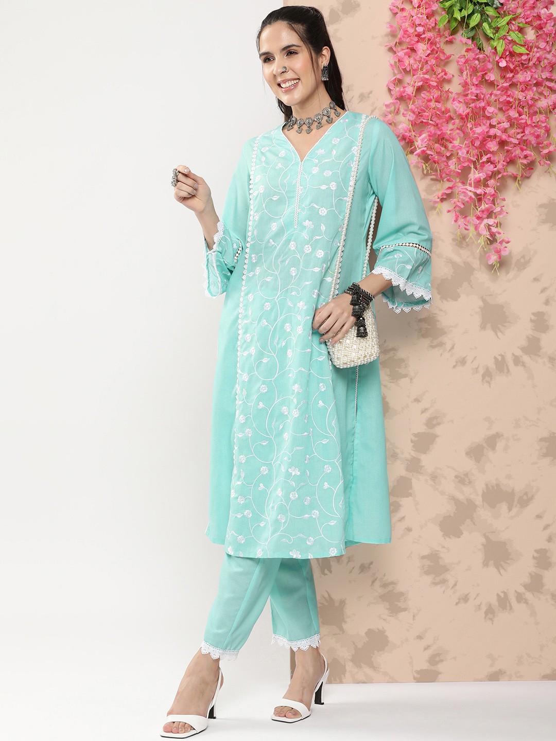 

Bhama Couture Floral Embroidered Panelled Thread Work Kurta With Palazzos, Turquoise blue