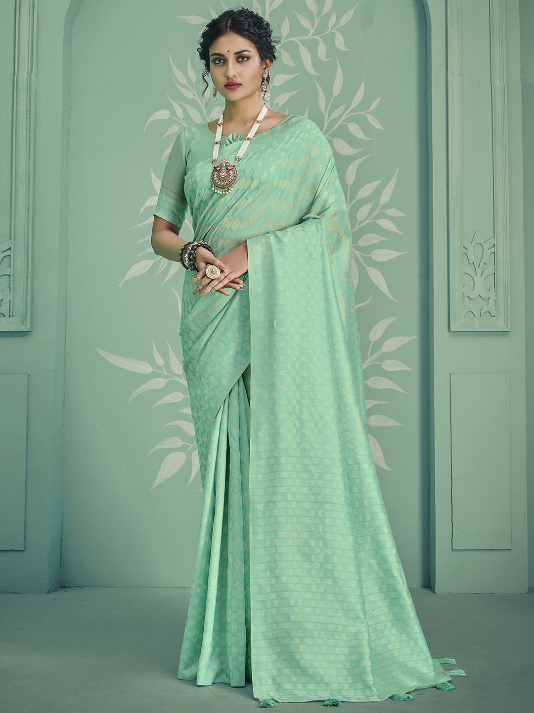 

Mitera Green & Gold-Toned Woven Design Zari Saree