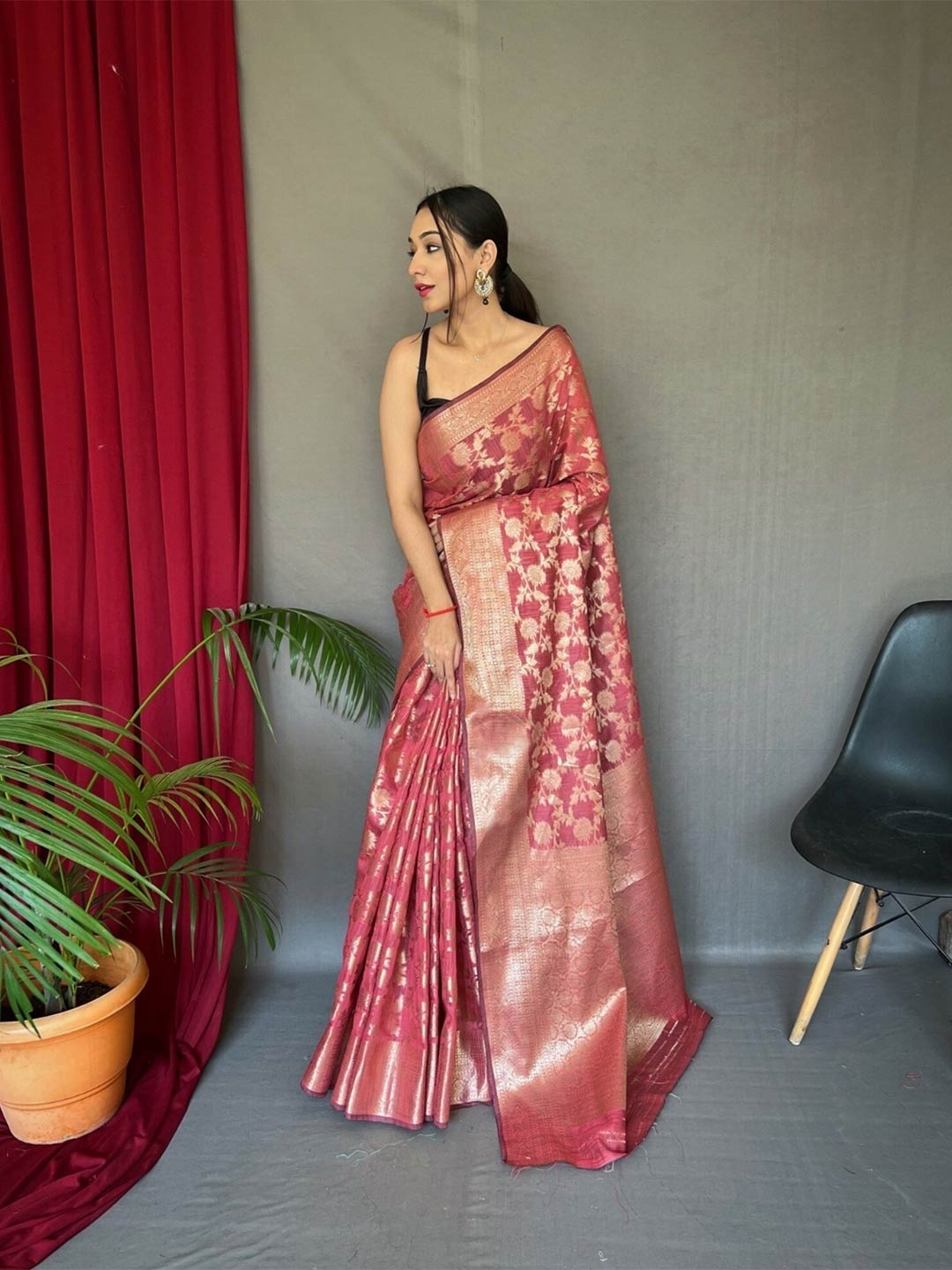 

Mitera Red & Gold-Toned Woven Design Zari Linen Blend Banarasi Saree