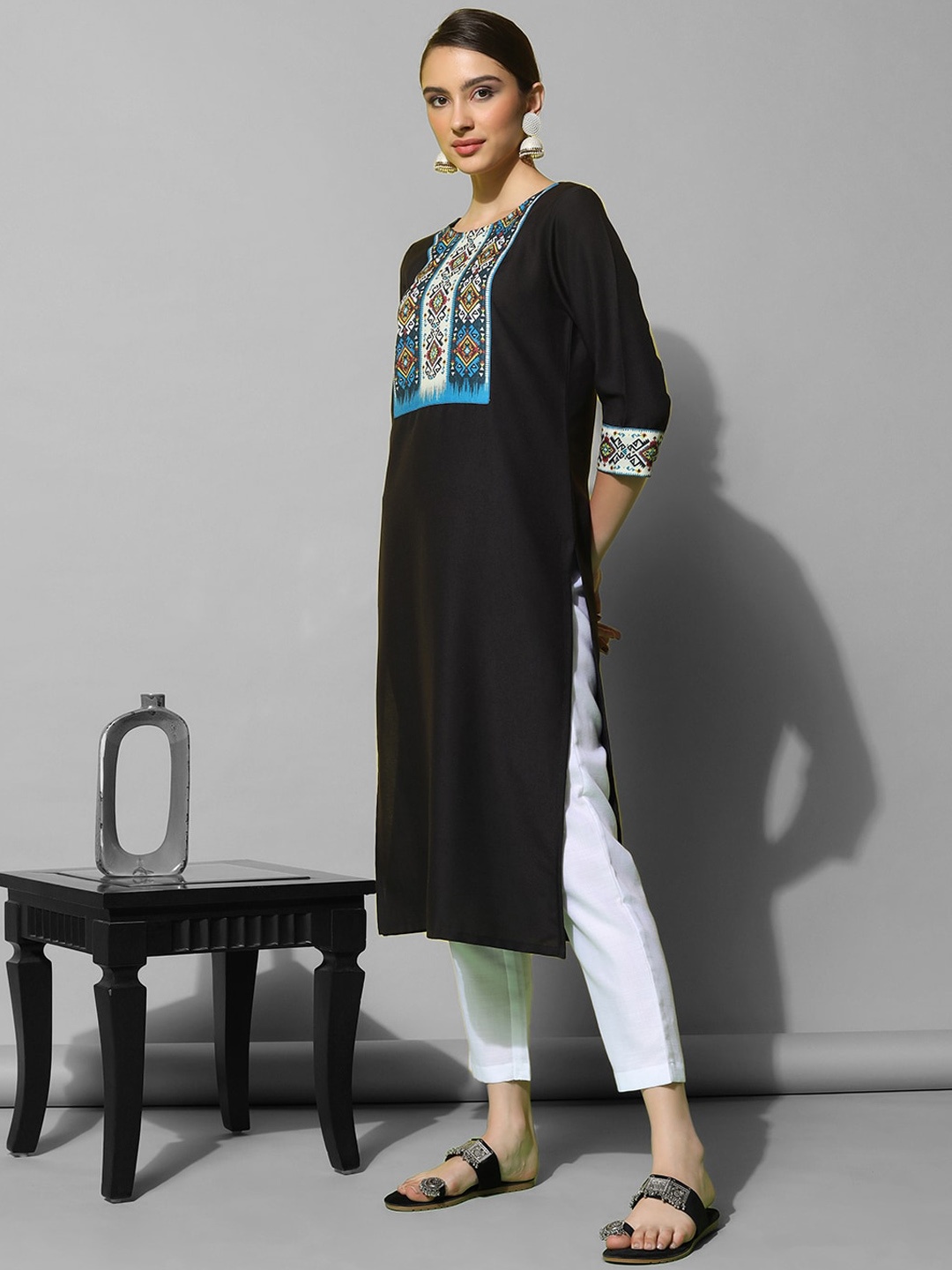 

SKYLEE Ethnic Motifs Yoke Design Round Neck Kurta, Black