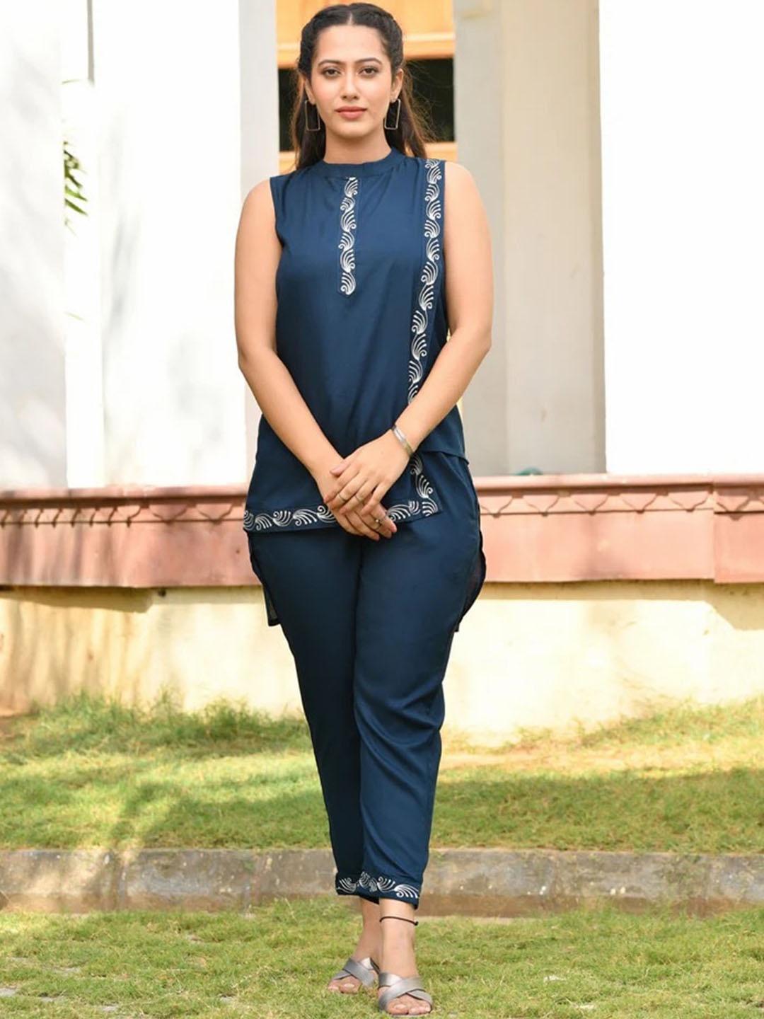 

ASPORA Ethnic Motifs Embroidered Layered High Low Kurta with Trousers, Navy blue